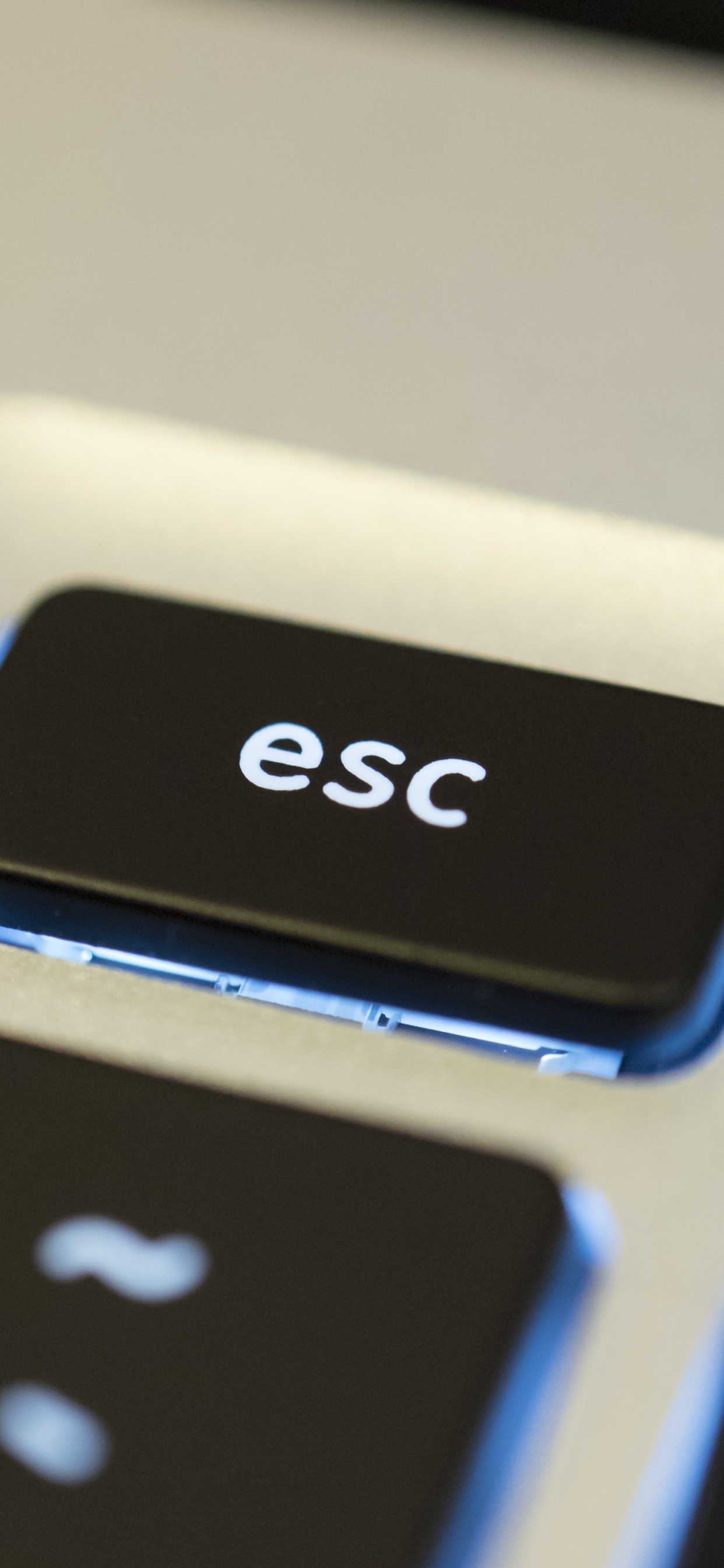 Обои Клавиша ESC, цифровая клавиатура, технологии, электронное устройство, гаджет в разрешении 1242x2688