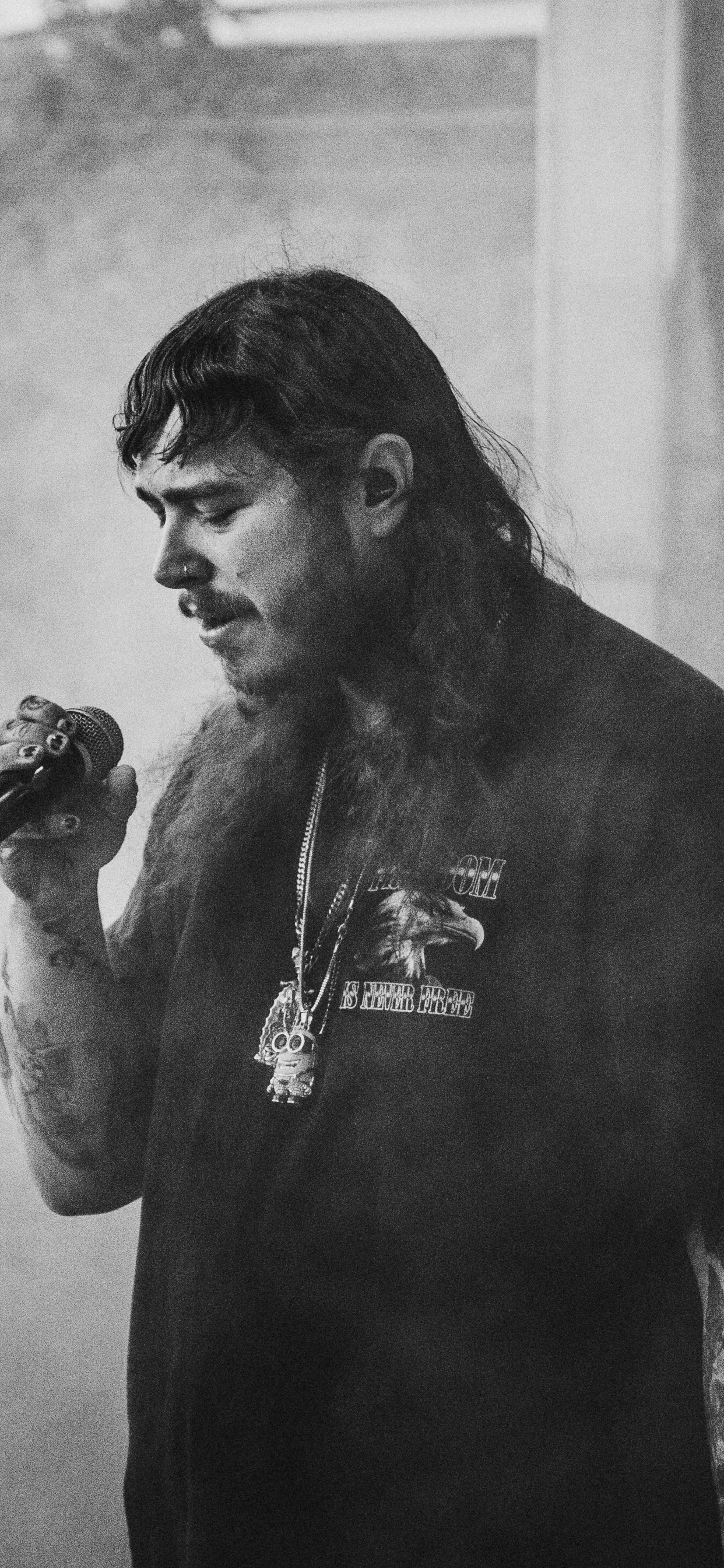 Обои Пост Мэлоун, черный, белые, микрофон, монохромный в разрешении 1242x2688