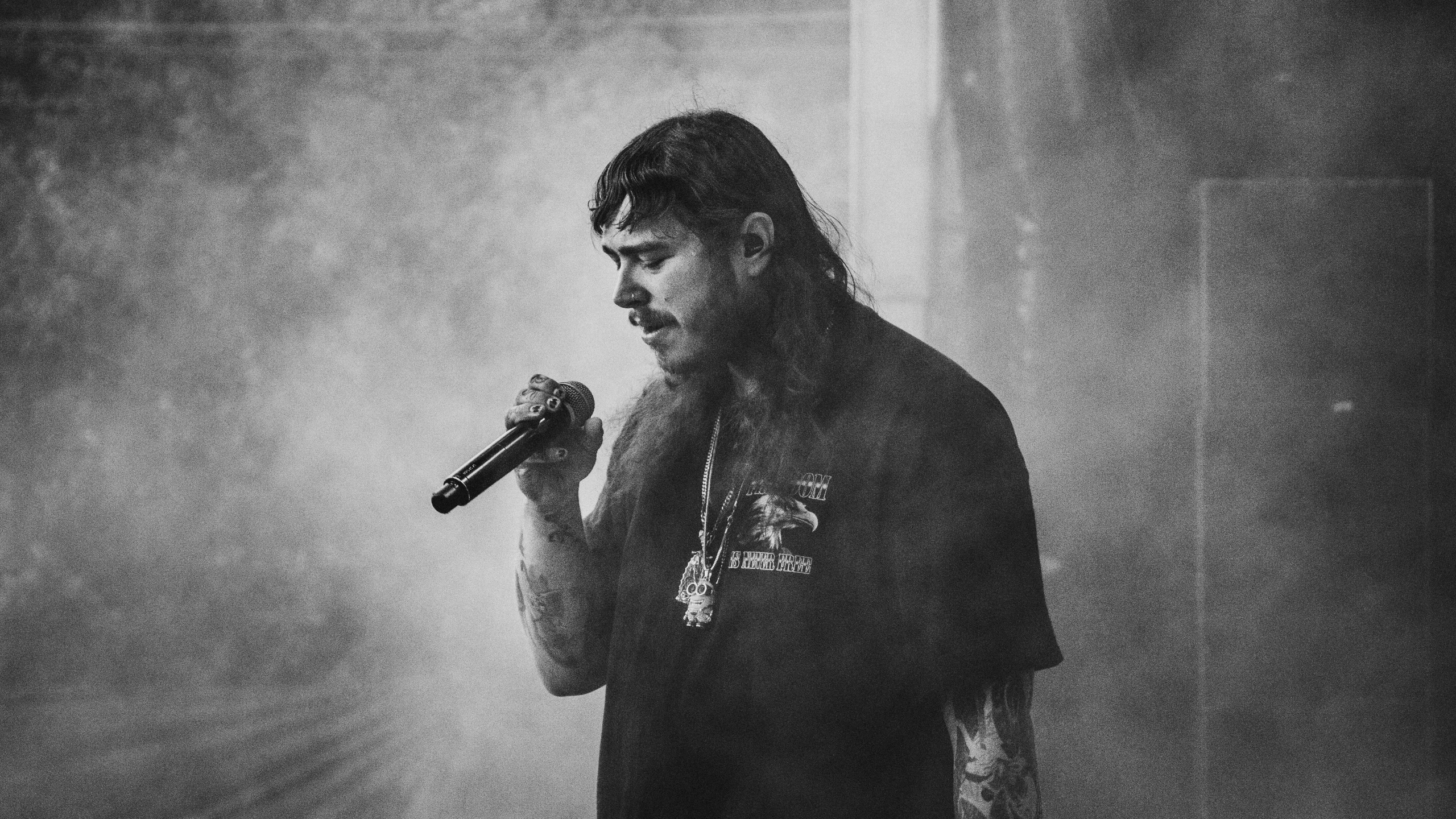 Обои Пост Мэлоун, черный, белые, микрофон, монохромный в разрешении 2560x1440