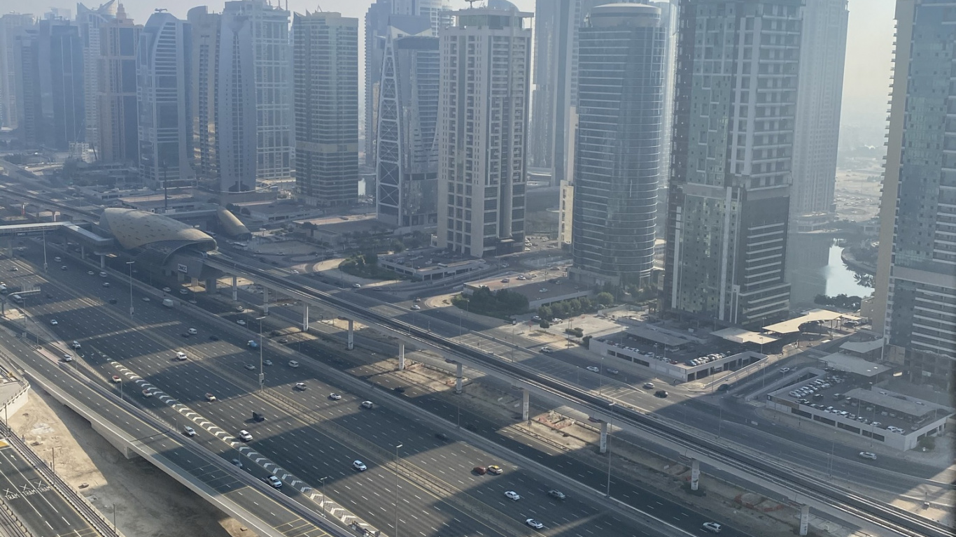 Обои дорога, дневное время, башня, транспорт, городской район в разрешении 1366x768