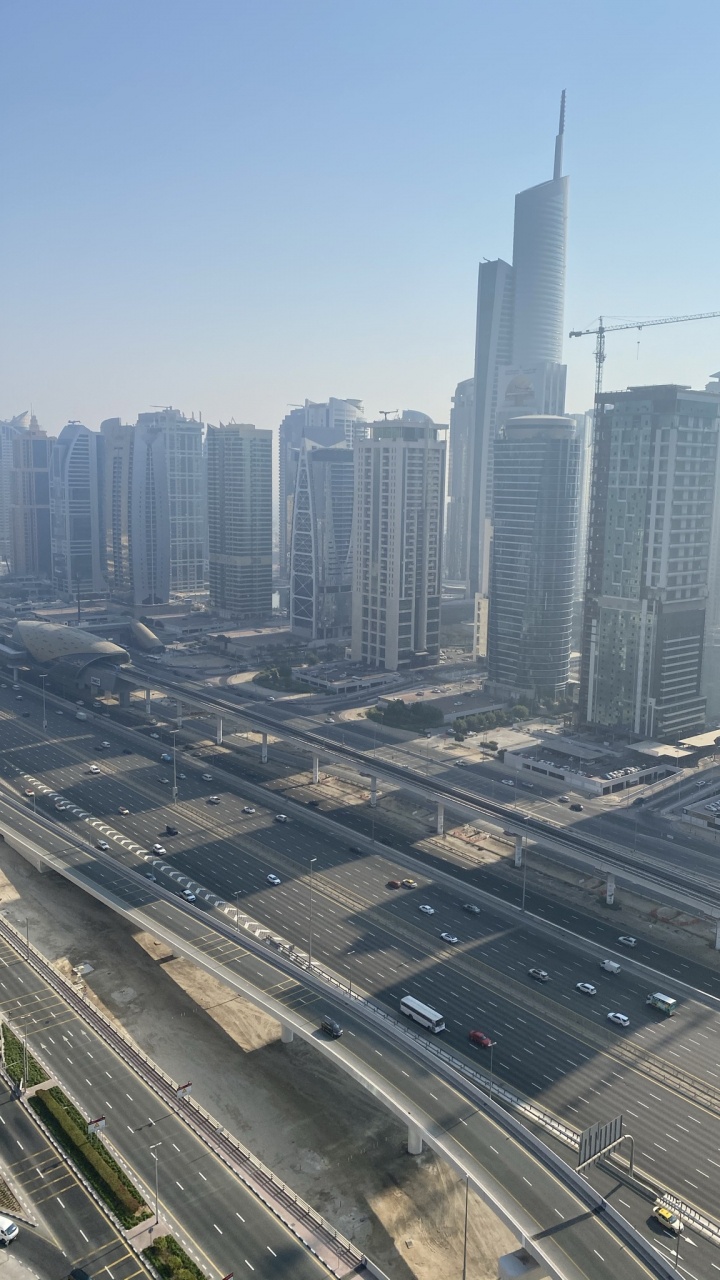 Обои дорога, дневное время, башня, транспорт, городской район в разрешении 720x1280