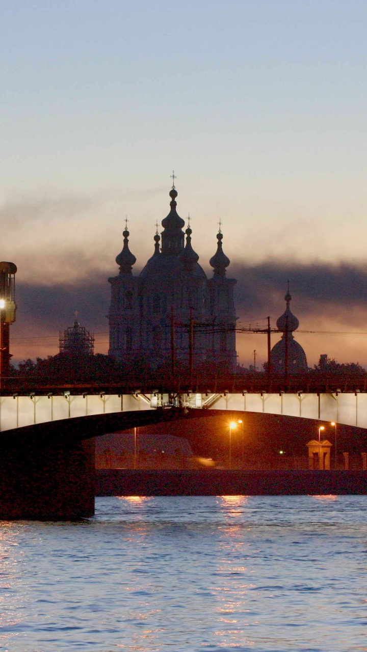 Обои ориентир, мост, город, водный путь, вечер в разрешении 720x1280