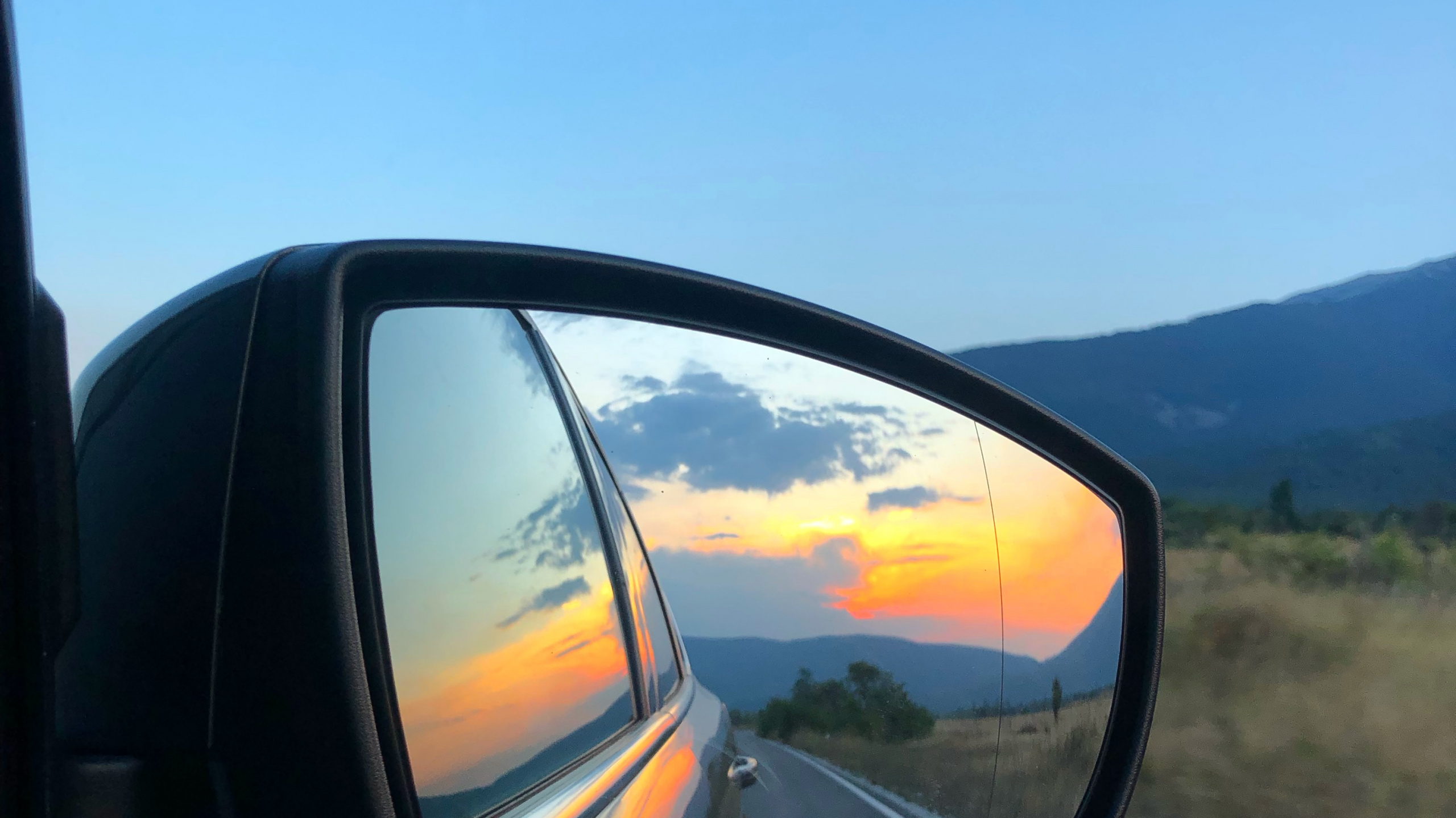 Обои зеркало заднего вида, Король, ветровое стекло, автомобильное зеркало, Автомобильное боковое зеркало в разрешении 2560x1440