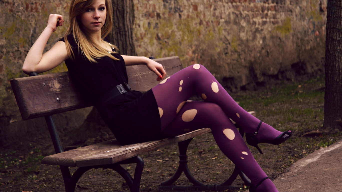 Обои yana rudkovskaya, волосы, прическа, нога, пурпур в разрешении 1366x768