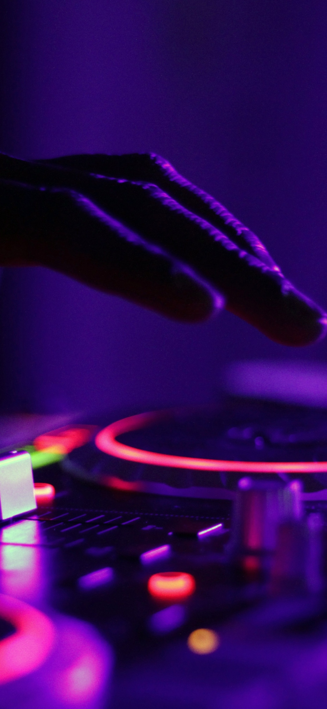 Обои электронная танцевальная музыка, музыкант, диск жокей, развлечение, диджей в разрешении 1125x2436