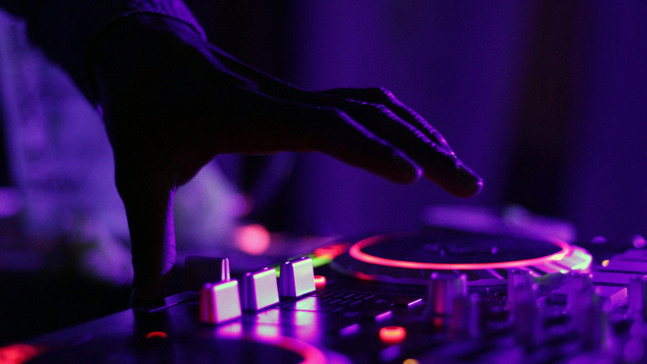 Обои электронная танцевальная музыка, музыкант, диск жокей, развлечение, диджей в разрешении 1280x720