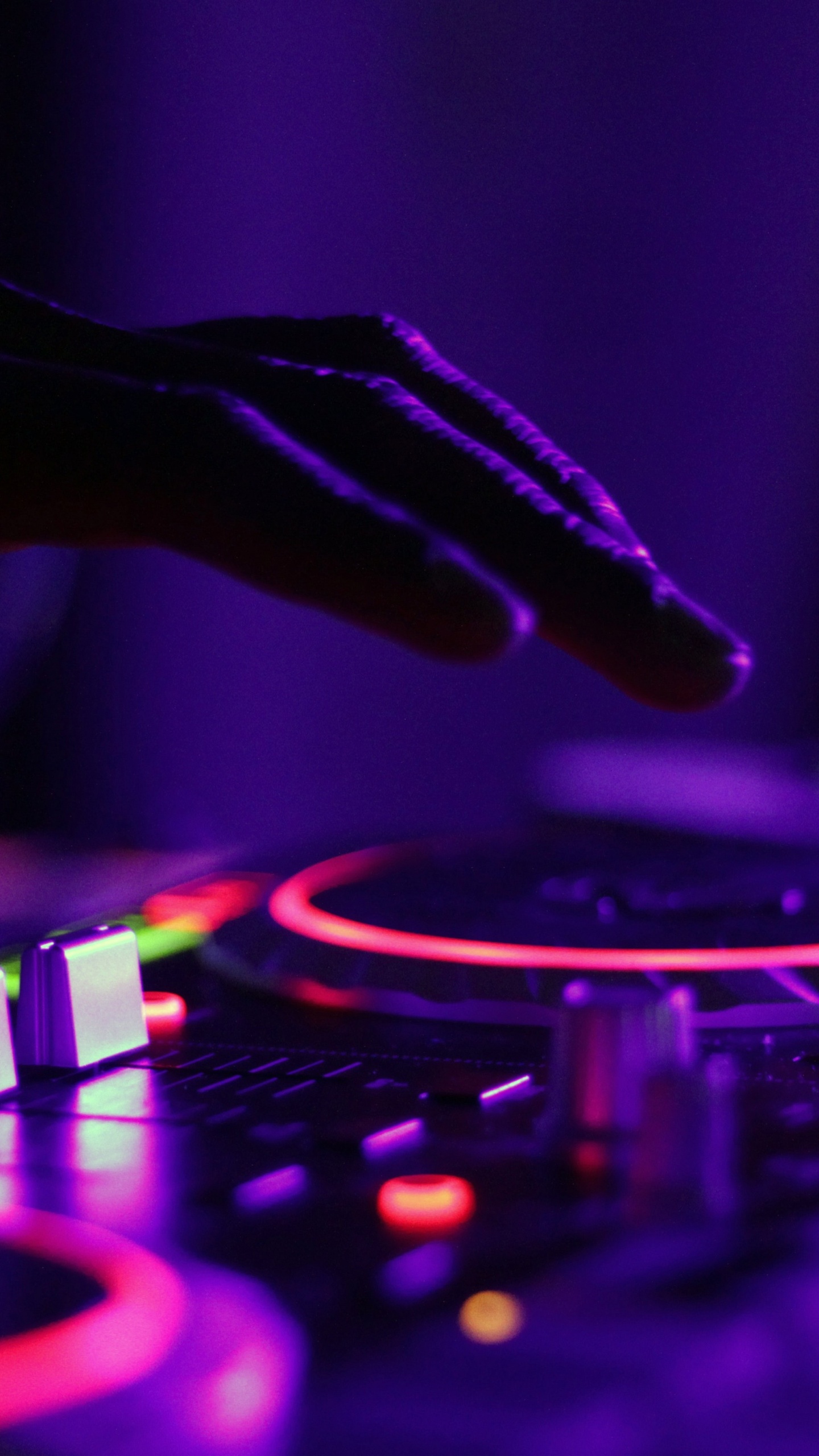 Обои электронная танцевальная музыка, музыкант, диск жокей, развлечение, диджей в разрешении 1440x2560