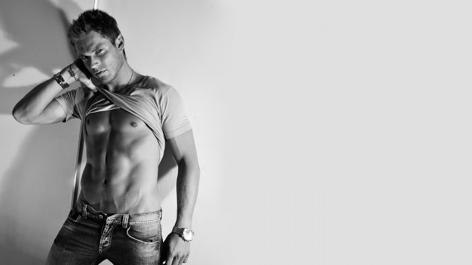 Обои стояние, плечо, рука, мышца, человек в разрешении 1920x1080