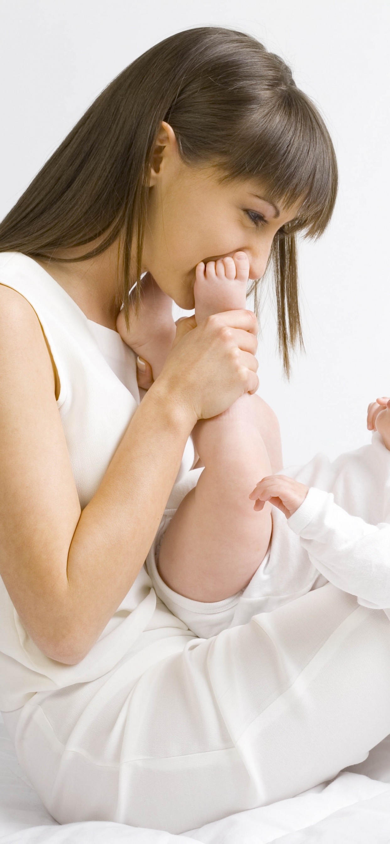 Обои младенец, ребенок, комфорт, девушка, родитель в разрешении 1242x2688