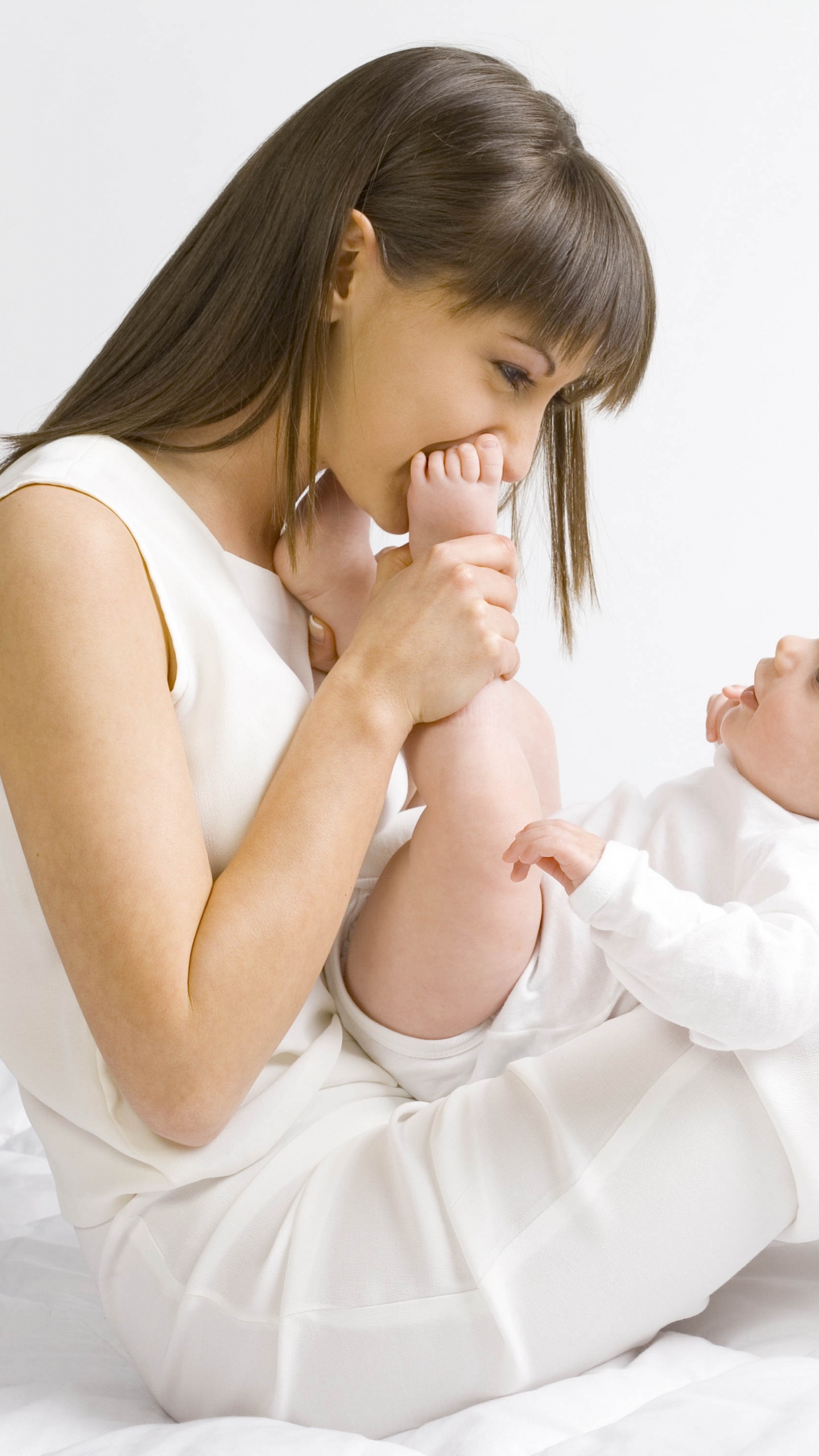 Обои младенец, ребенок, комфорт, девушка, родитель в разрешении 1440x2560