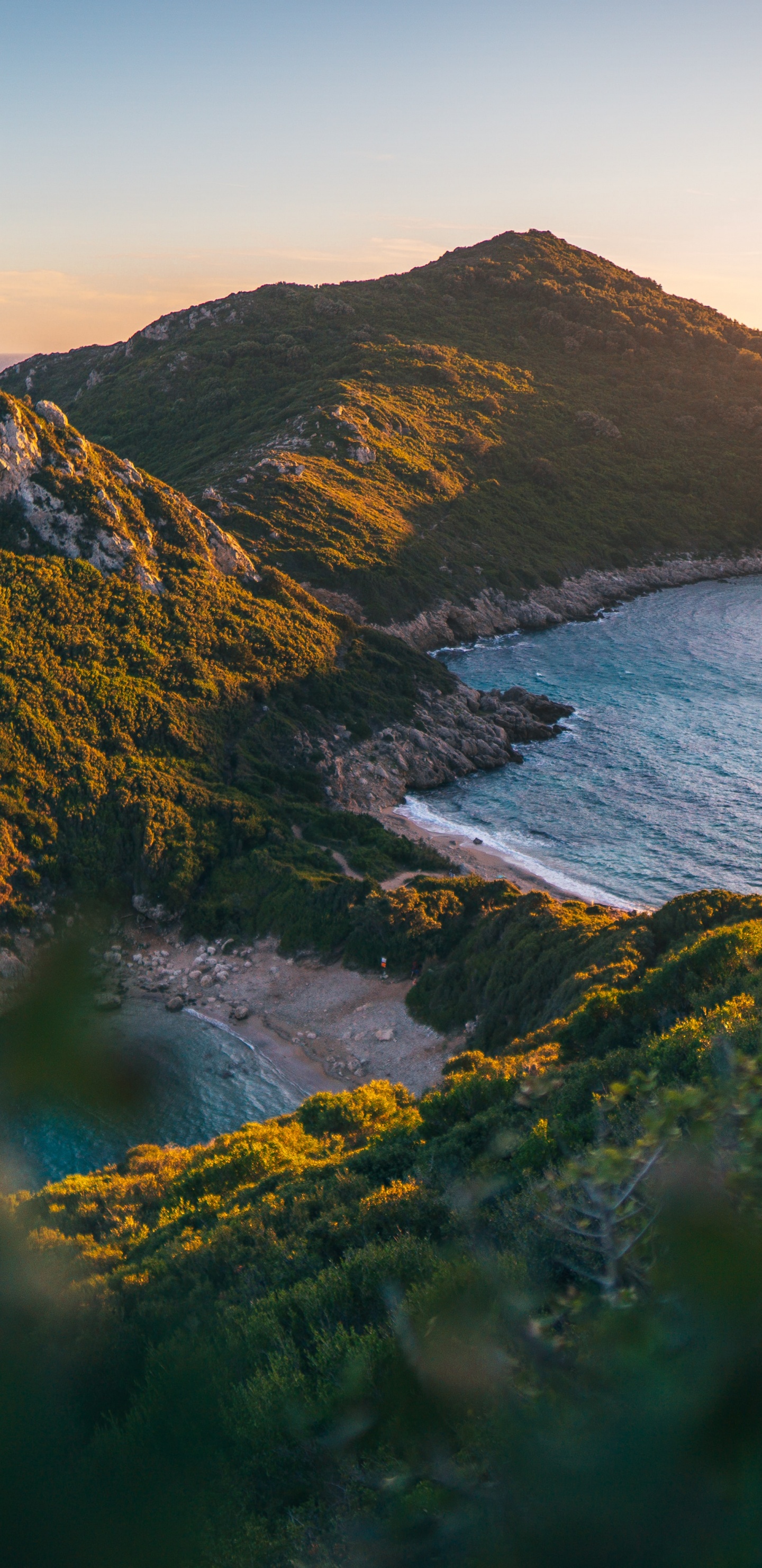 Обои Двойные бухты Порто Тимони, ютуб, вода, гора, природный ландшафт в разрешении 1440x2960