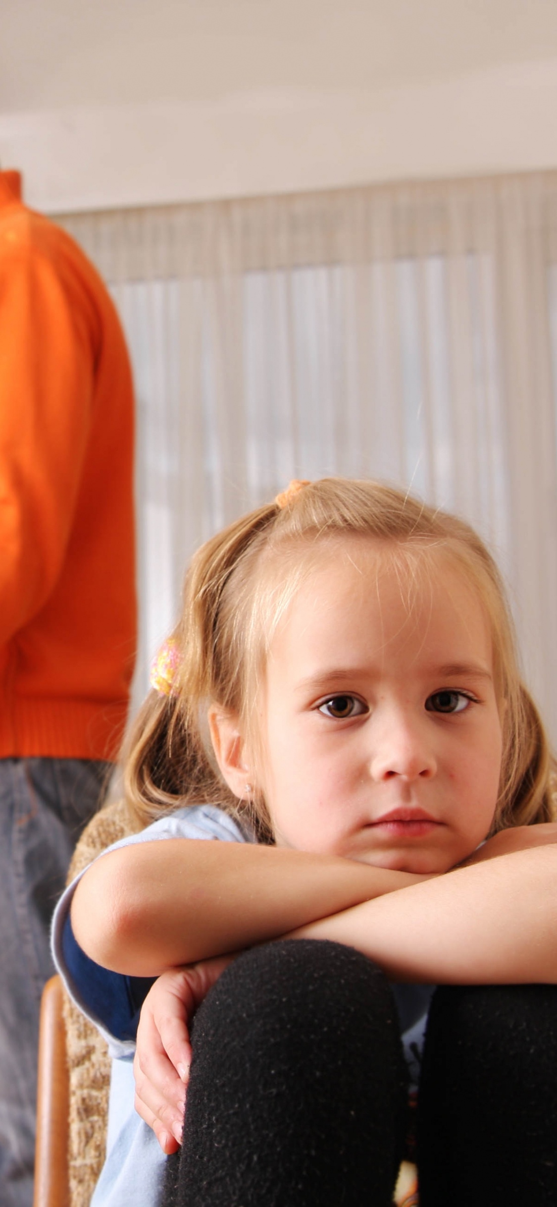 Обои развод, родитель, семья, ребенок, стояние в разрешении 1125x2436