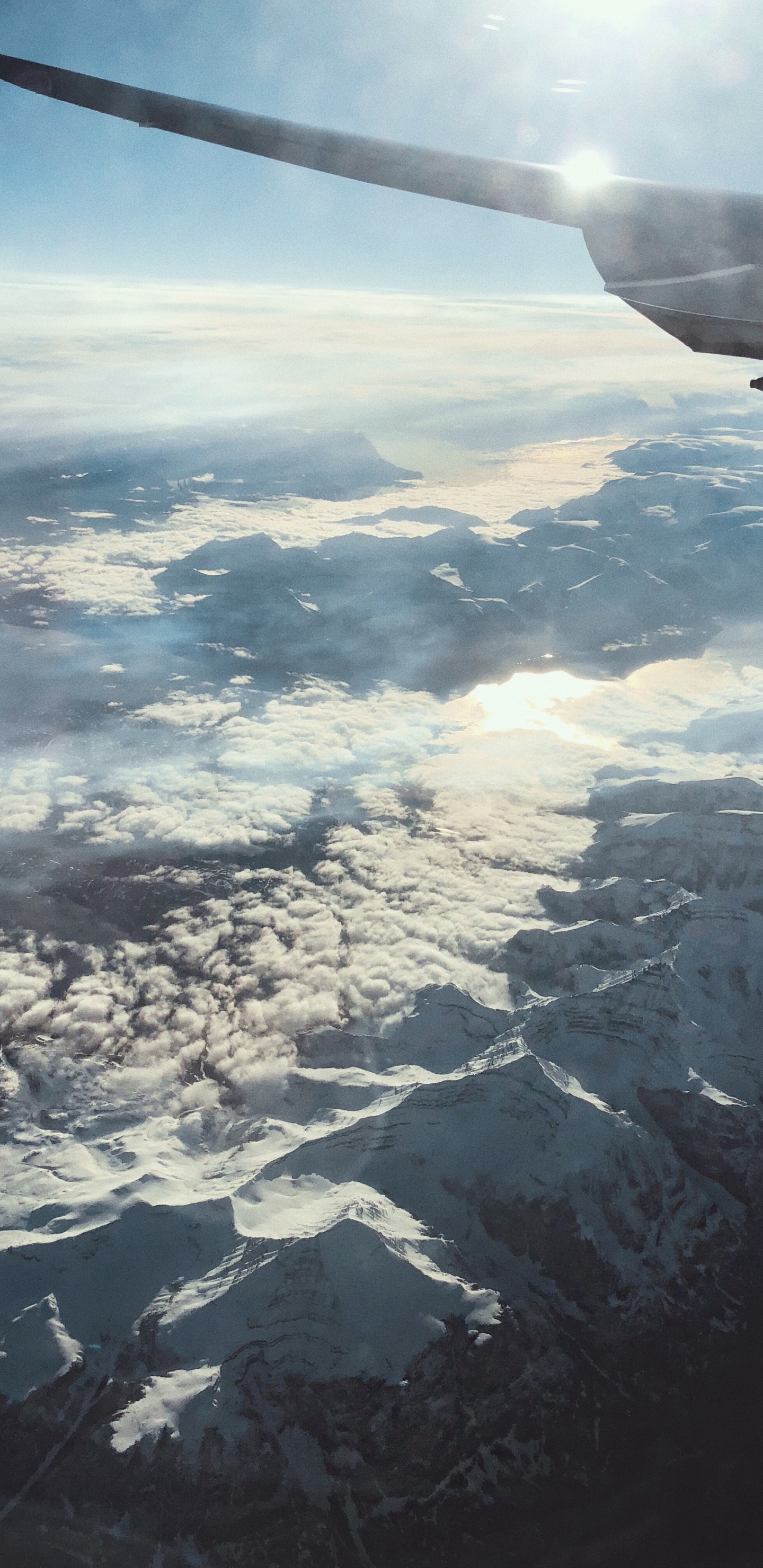 Обои полет, самолет, горный хребет, ледяная форма, облако в разрешении 1440x2960