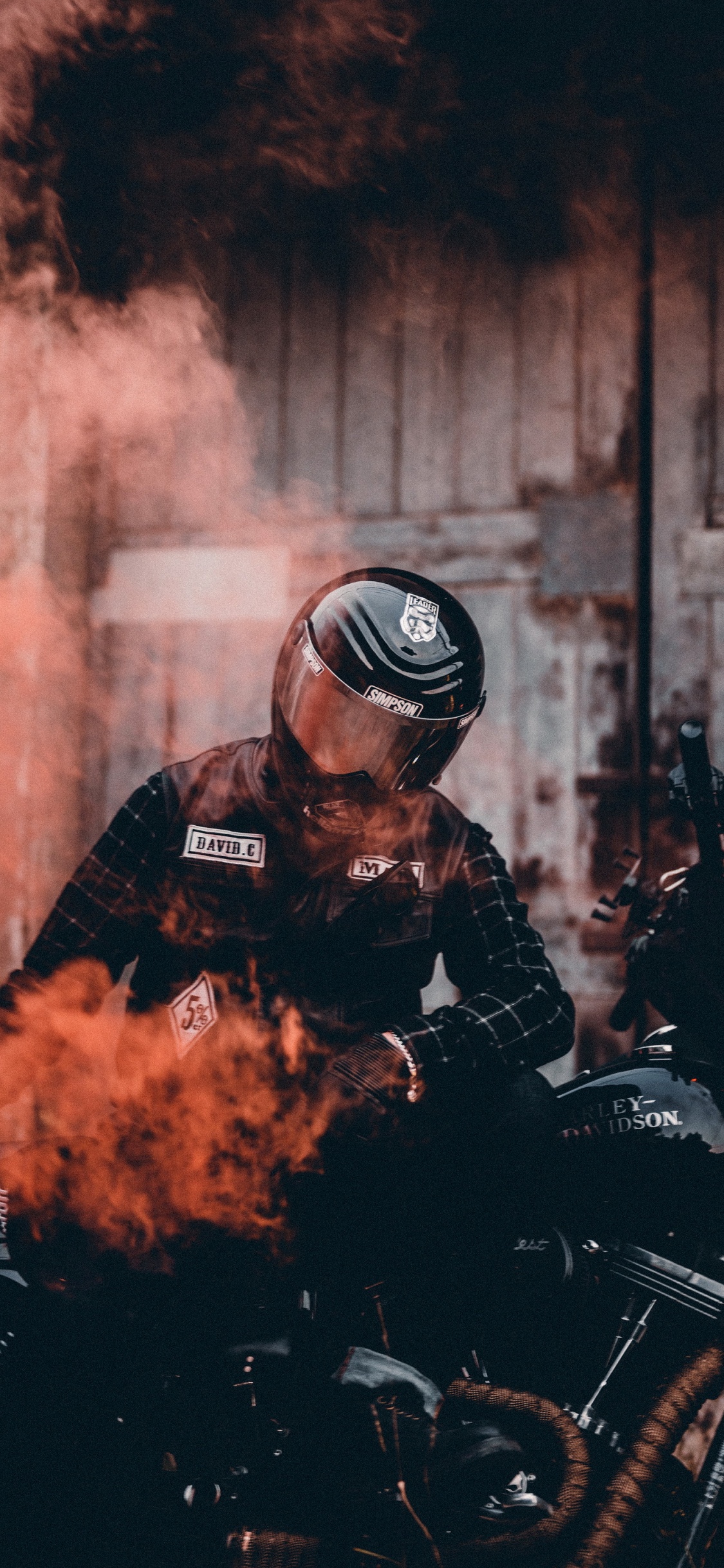 Обои дым всадник, мотоциклетный шлем, легковые автомобили, мотоцикл, свет в разрешении 1125x2436