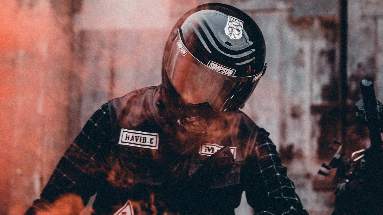 Обои дым всадник, мотоциклетный шлем, легковые автомобили, мотоцикл, свет в разрешении 1280x720