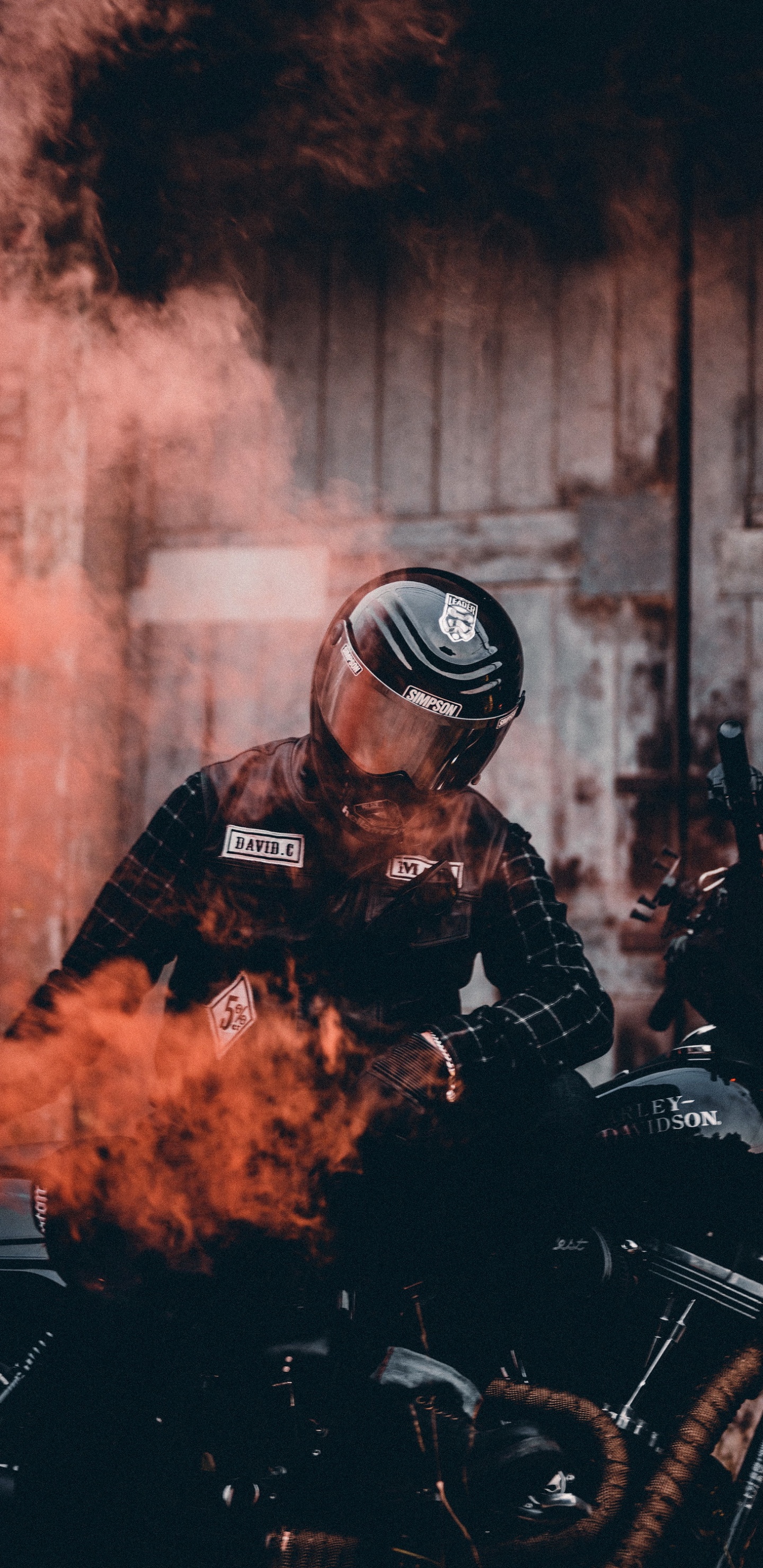 Обои дым всадник, мотоциклетный шлем, легковые автомобили, мотоцикл, свет в разрешении 1440x2960