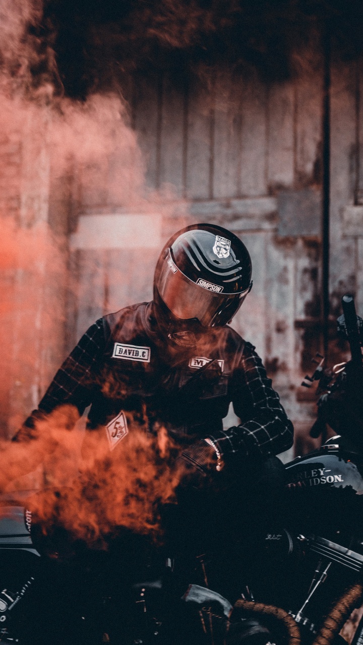 Обои дым всадник, мотоциклетный шлем, легковые автомобили, мотоцикл, свет в разрешении 720x1280