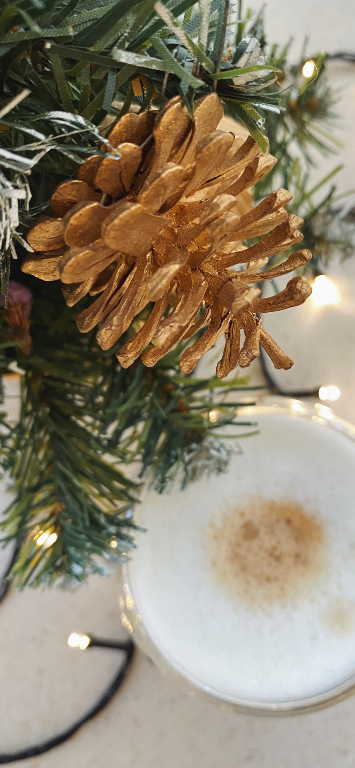 Обои сосна, serveware, посуда, Рождественские украшения, Рождество в разрешении 1242x2688