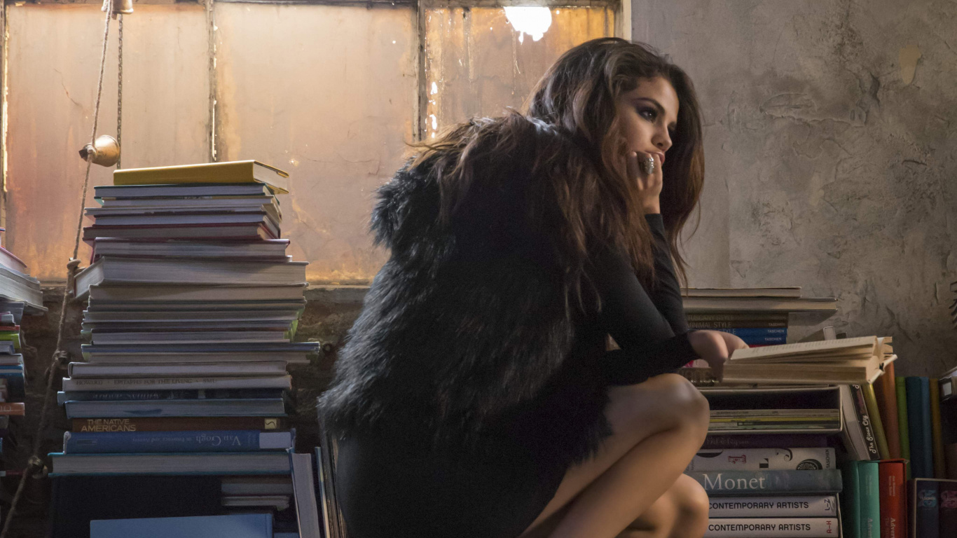 Обои селена гомез, длинные волосы, мех, сидящий, нога в разрешении 1366x768