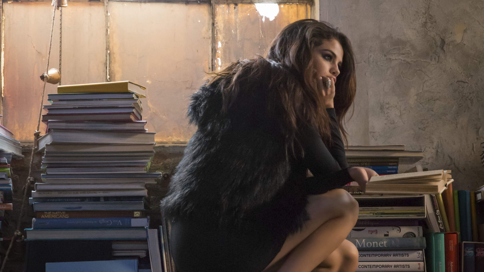 Обои селена гомез, длинные волосы, мех, сидящий, нога в разрешении 1920x1080