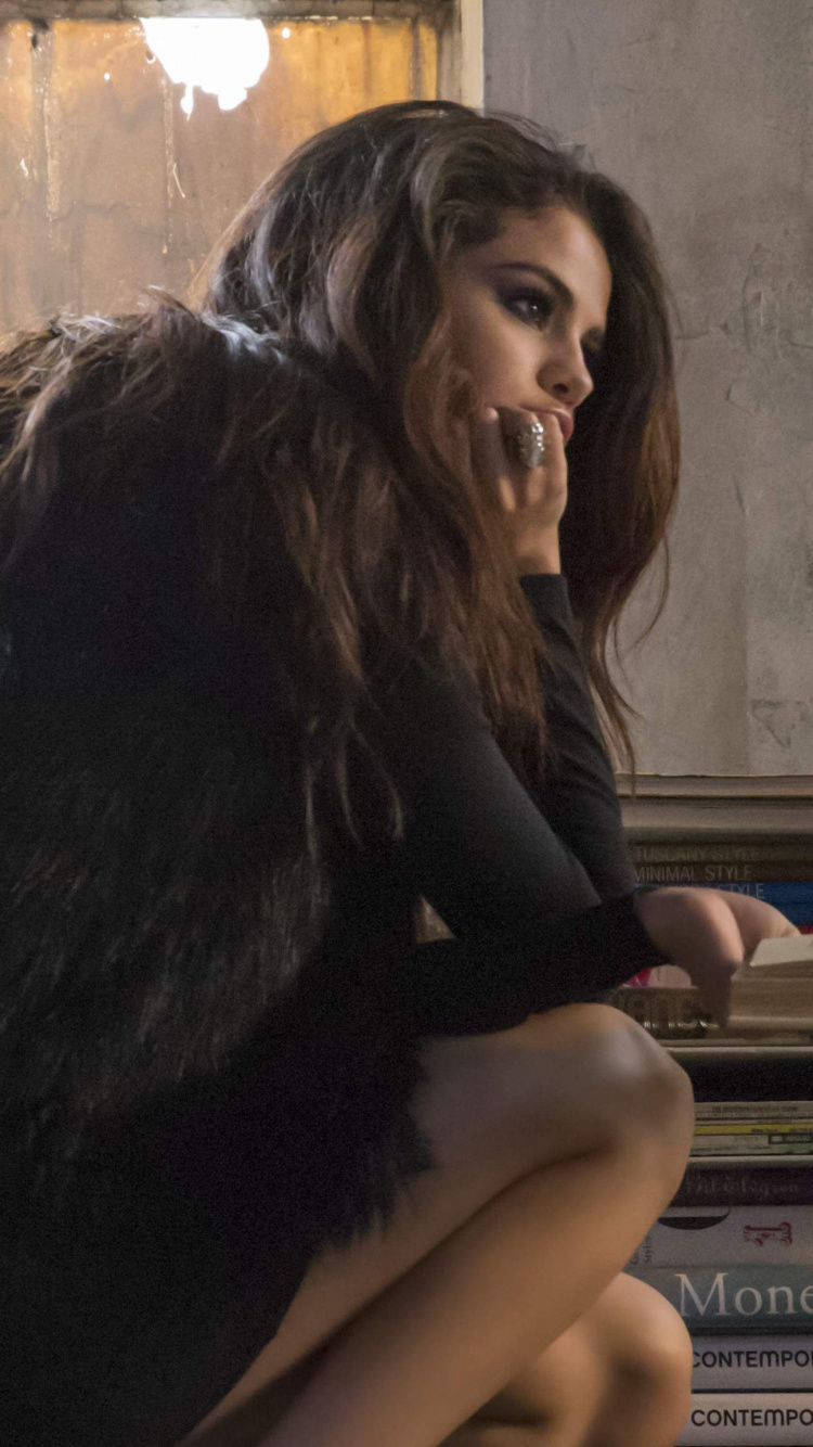 Обои селена гомез, длинные волосы, мех, сидящий, нога в разрешении 750x1334