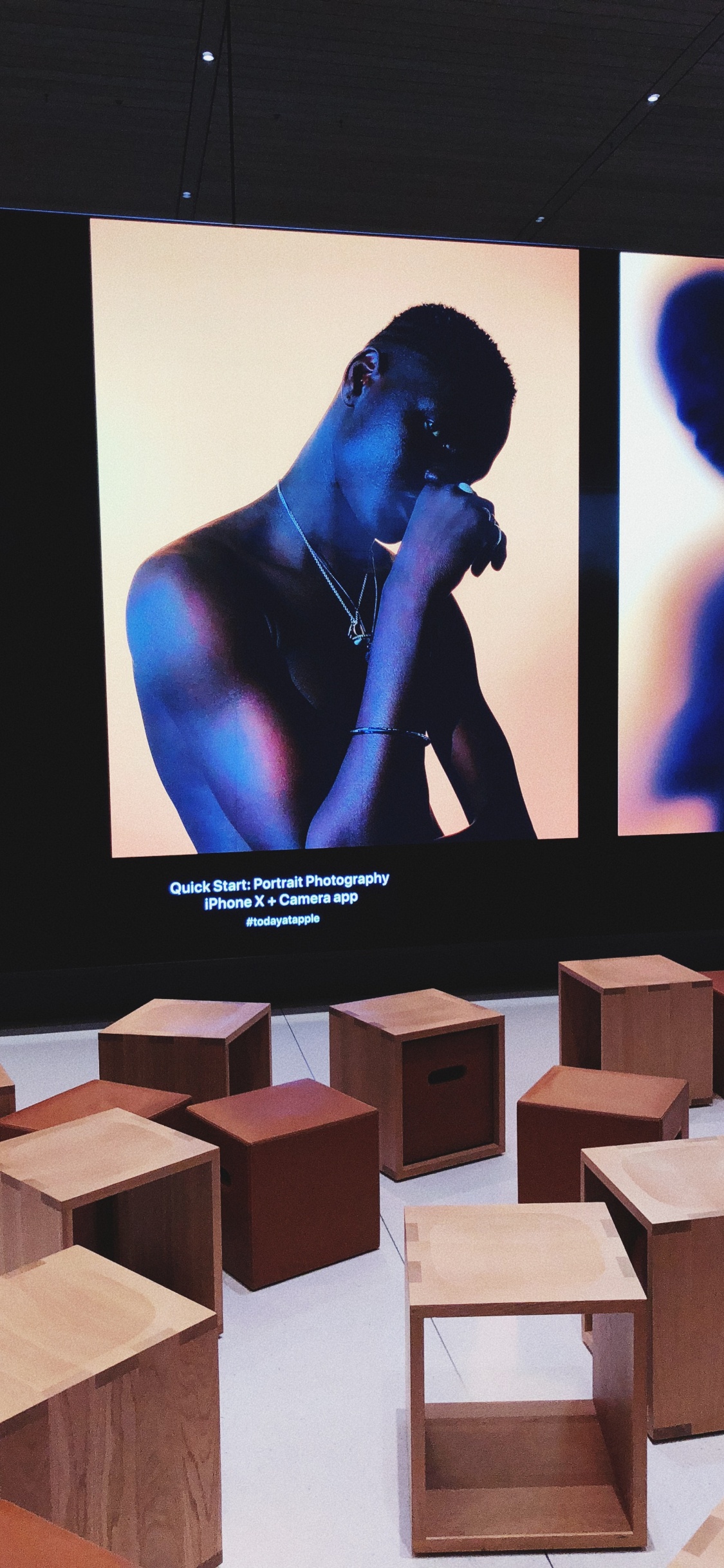 Обои таблица, деревянный блок, фанера, apple, магазин в разрешении 1125x2436