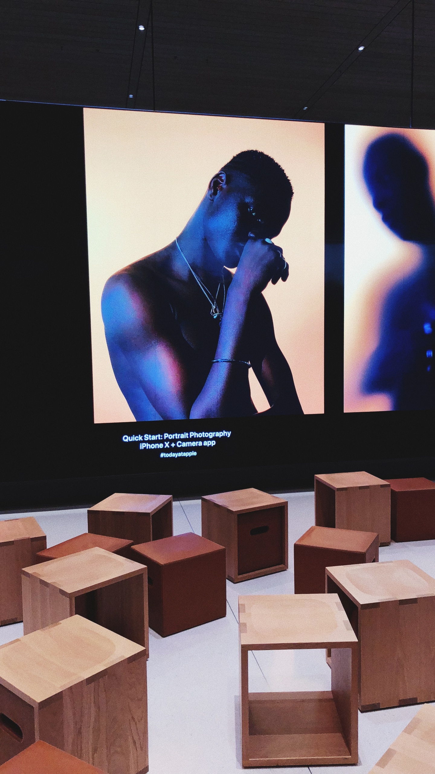 Обои таблица, деревянный блок, фанера, apple, магазин в разрешении 1440x2560