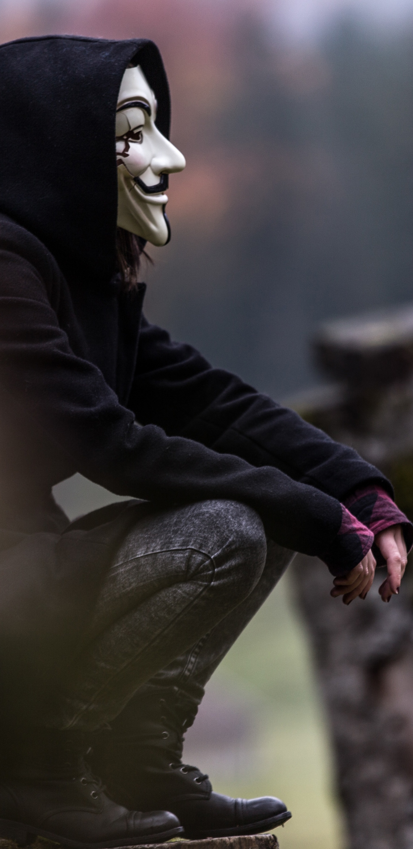 Обои дерево, верхняя одежда, вымышленный персонаж, иллюстрация, сидящий в разрешении 1440x2960