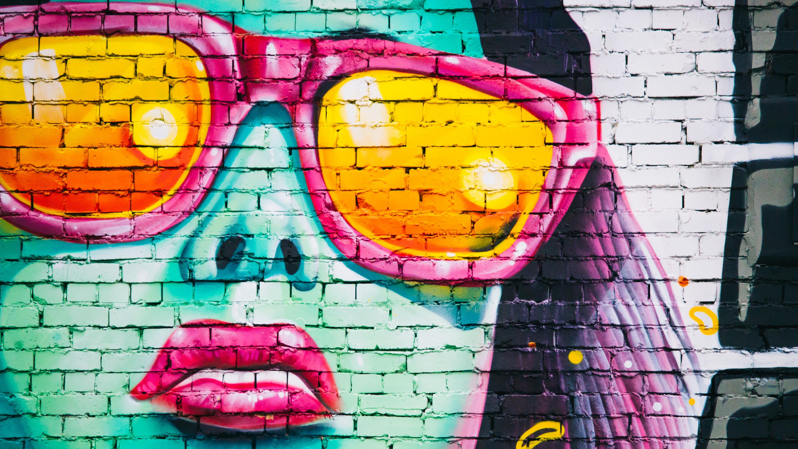 Обои Культура, прохлада, солнечные очки, стена, городские граффити в разрешении 2560x1440