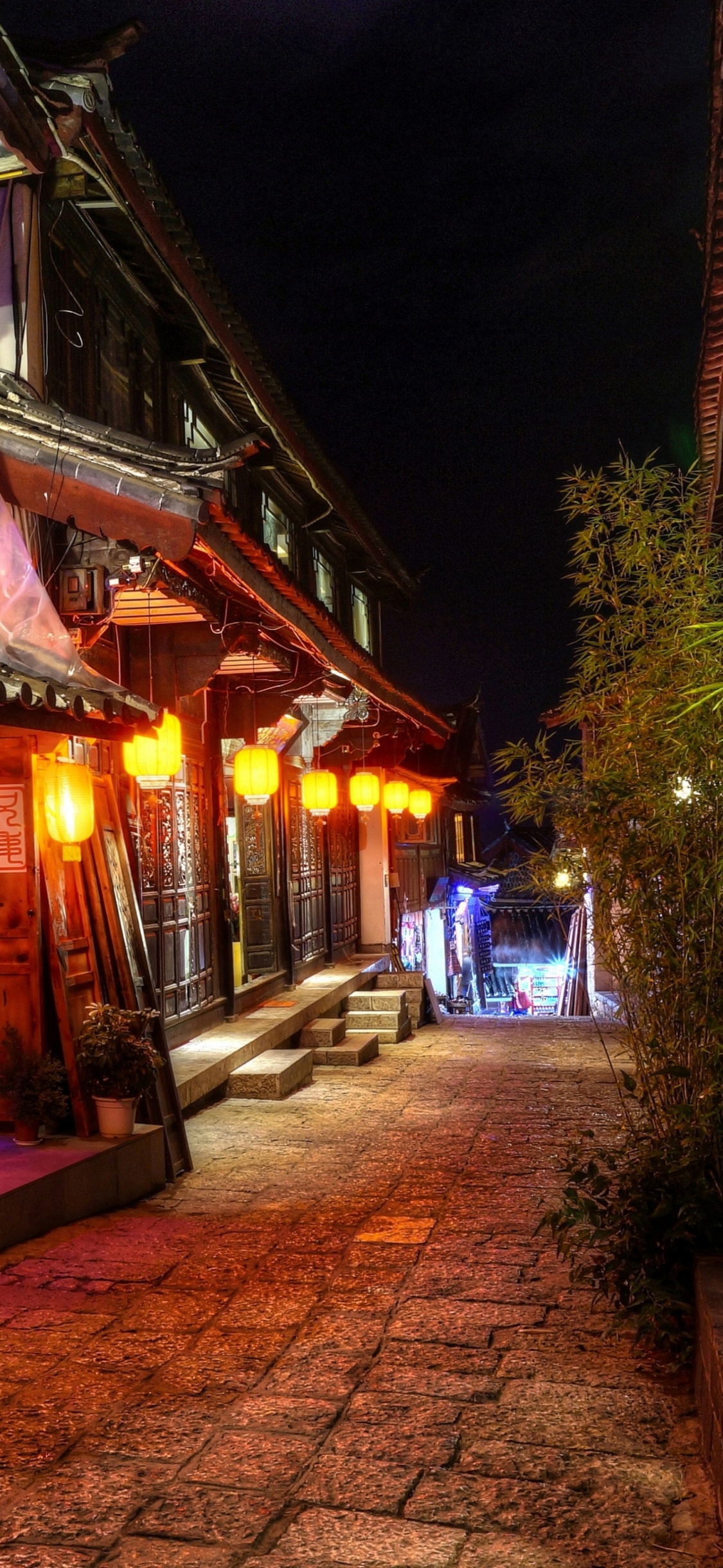 Обои ночь, городок, улица, аллея, паб в разрешении 1125x2436