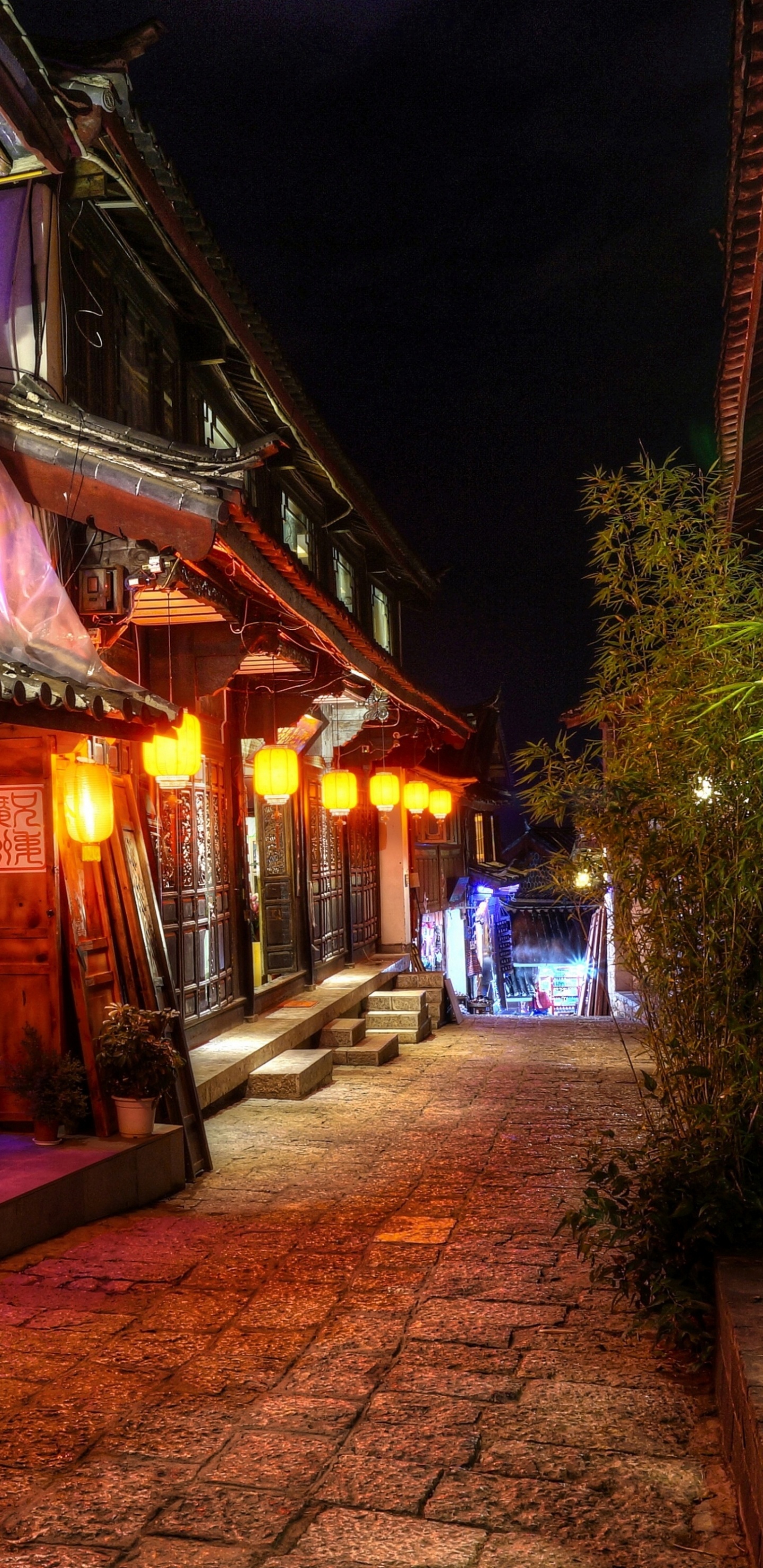 Обои ночь, городок, улица, аллея, паб в разрешении 1440x2960