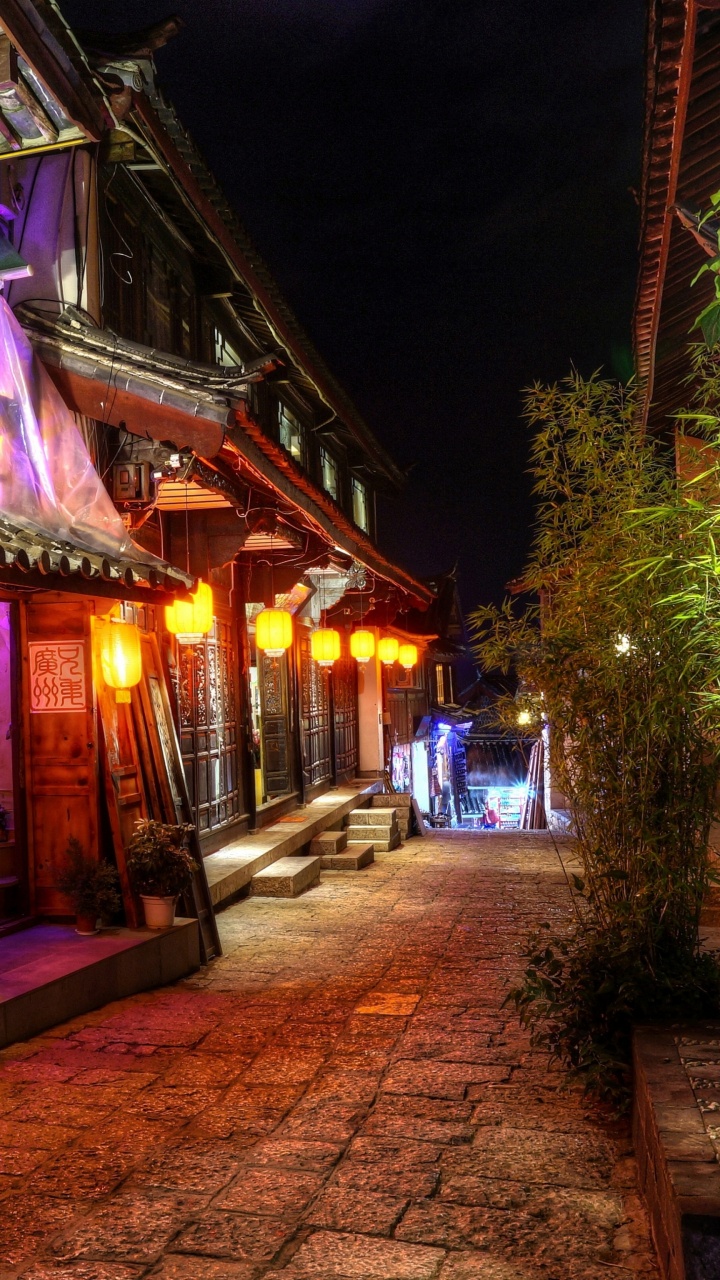 Обои ночь, городок, улица, аллея, паб в разрешении 720x1280