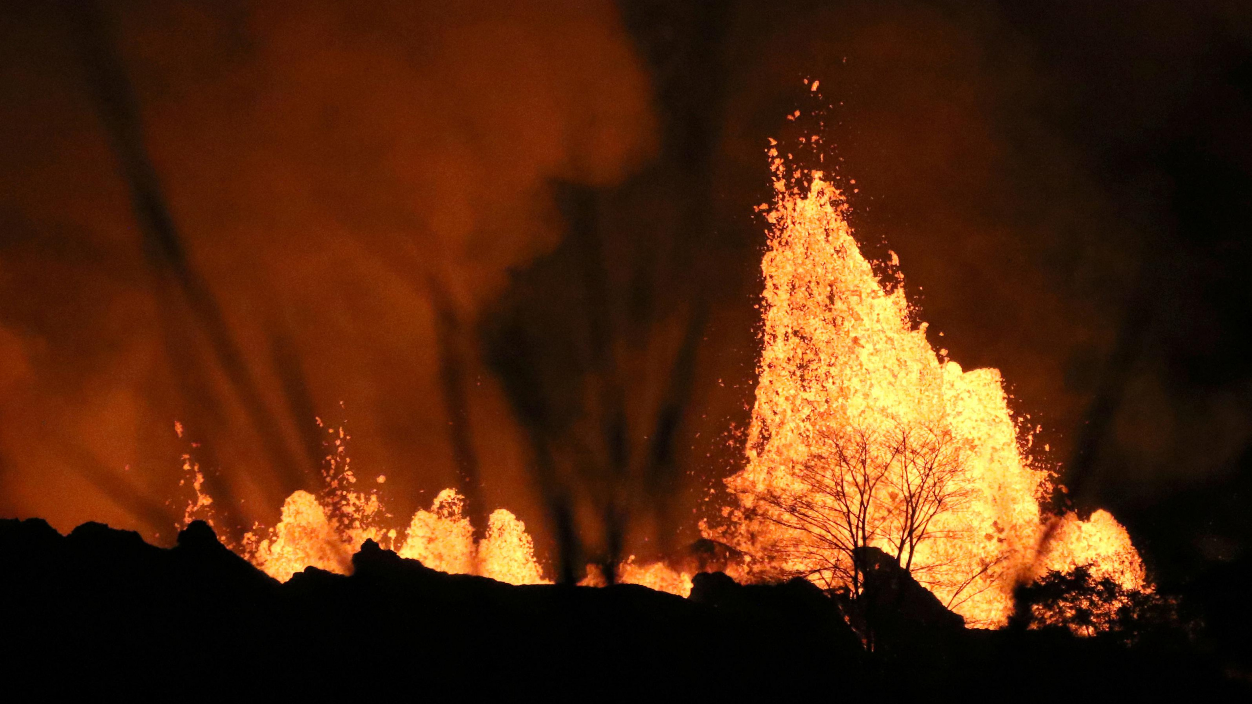 Обои вулкан, Побездельничать, лава, огонь, пламя в разрешении 2560x1440