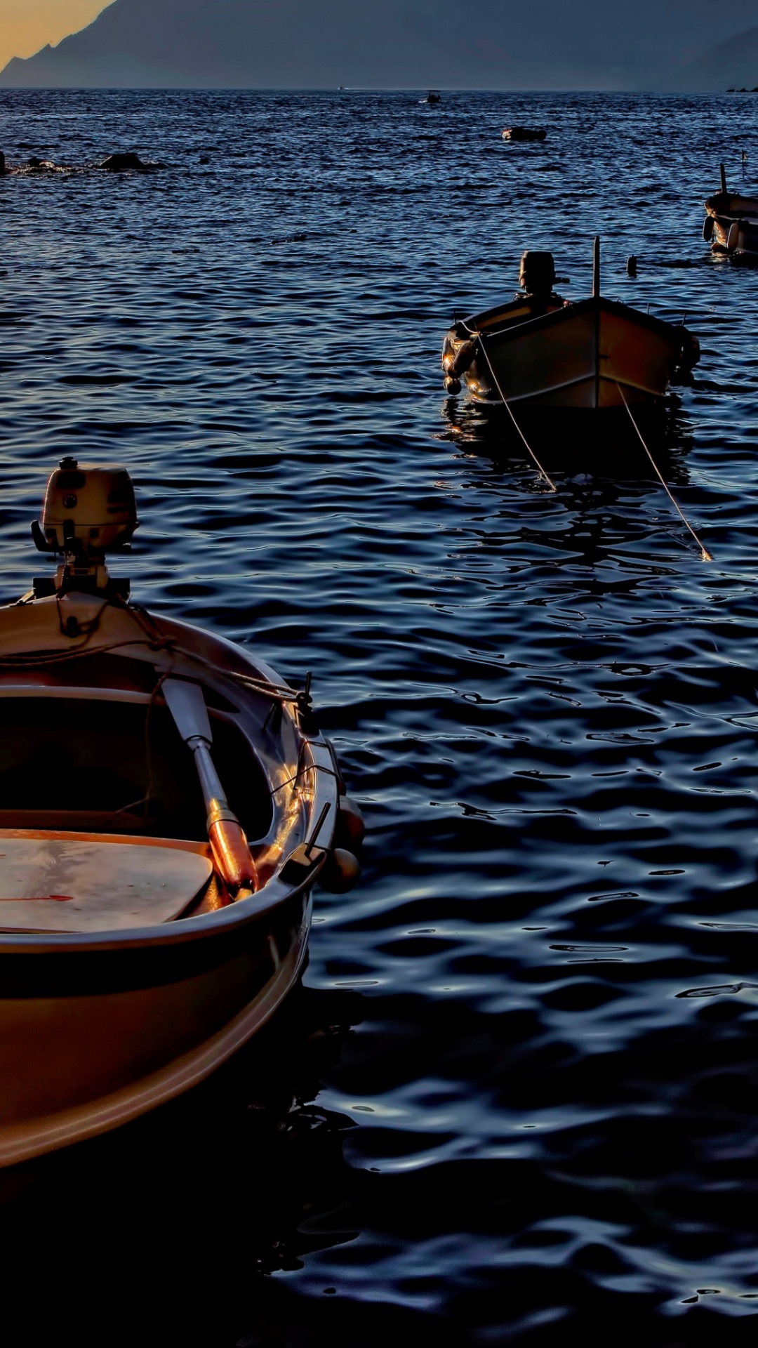 Обои лодка, вода, судно, свет, озеро в разрешении 1080x1920