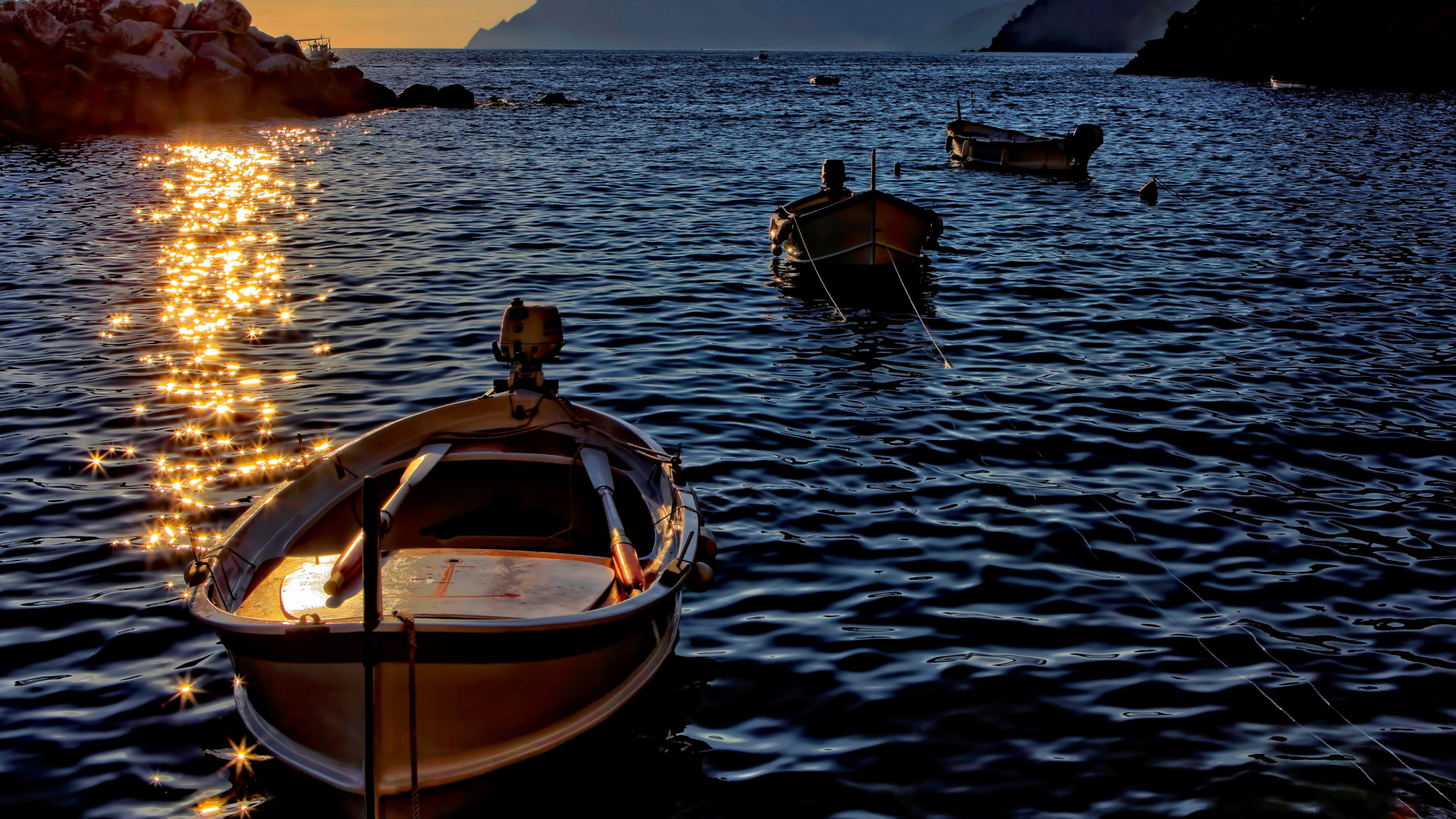 Обои лодка, вода, судно, свет, озеро в разрешении 1920x1080