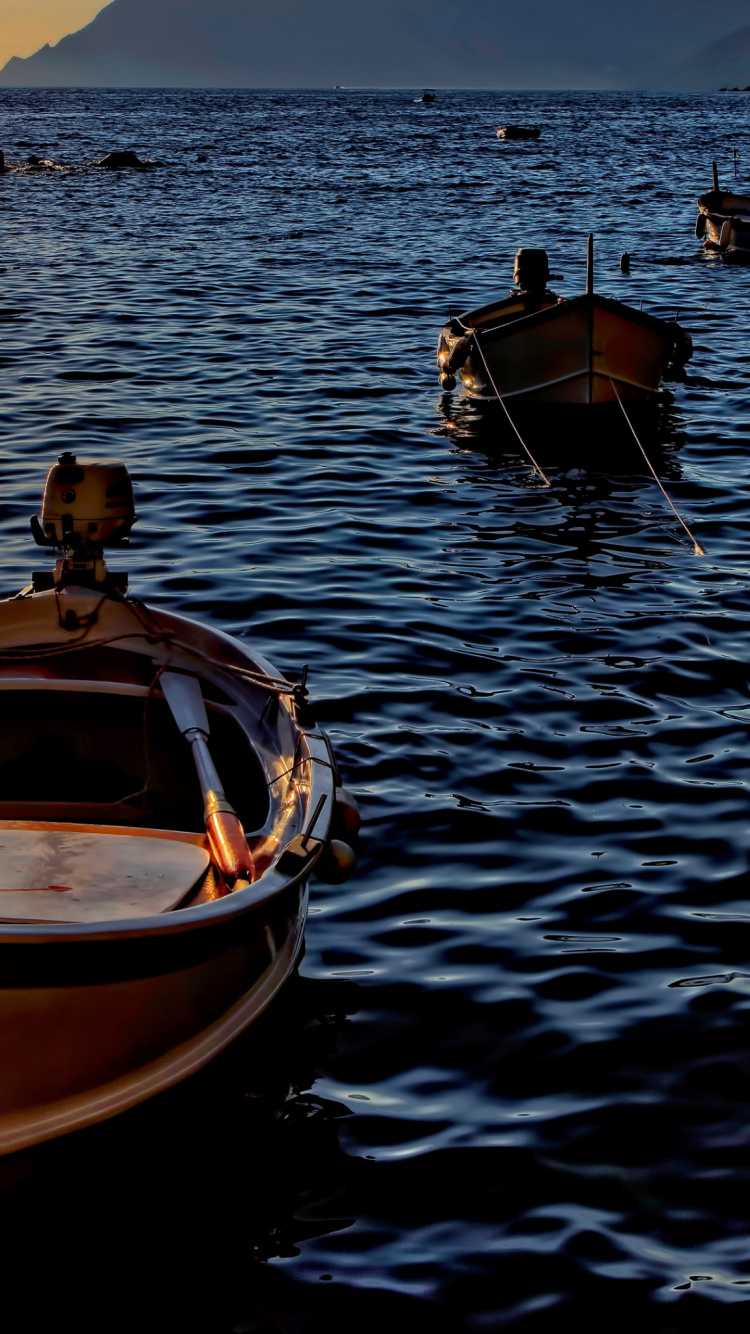 Обои лодка, вода, судно, свет, озеро в разрешении 750x1334