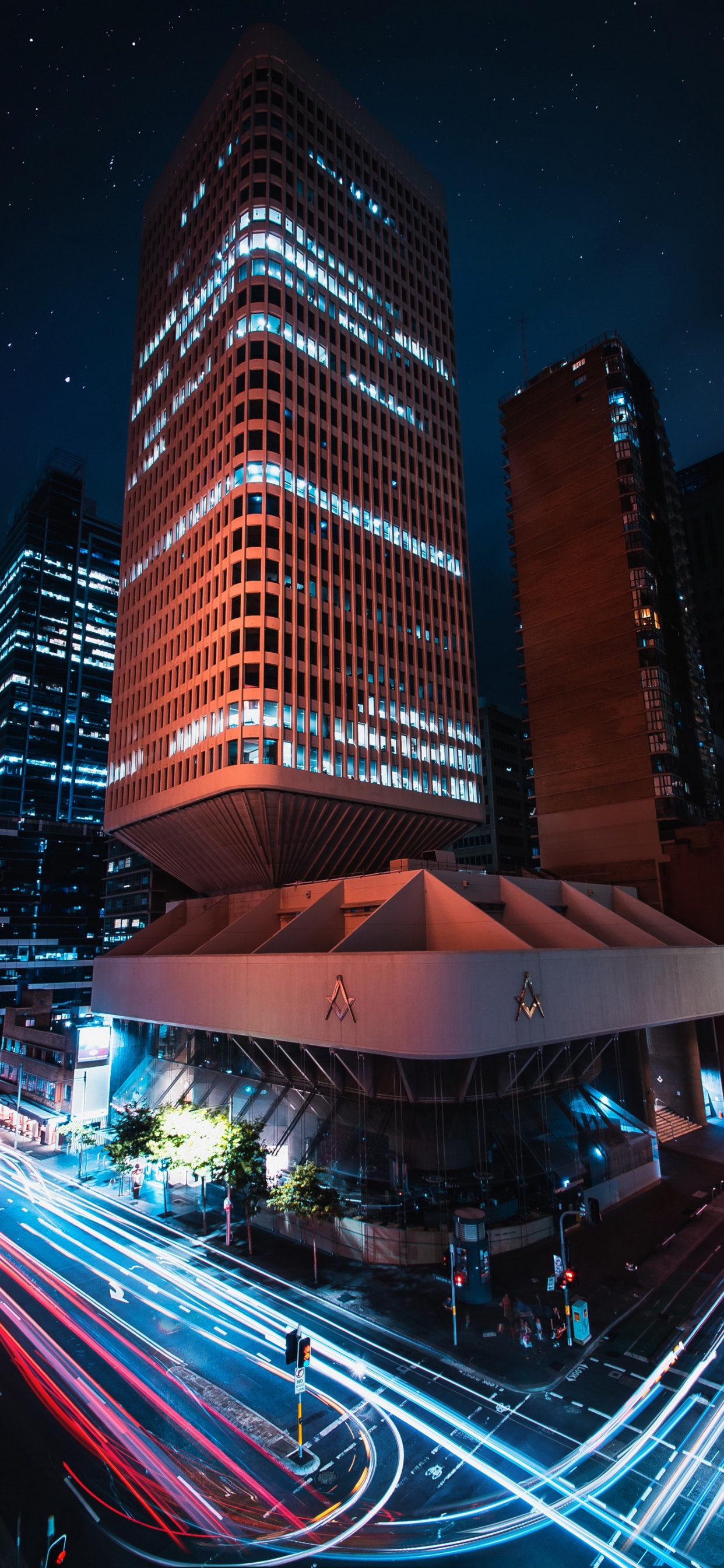 Обои яблоко, небоскреб, здание, дневное время, свет в разрешении 1242x2688