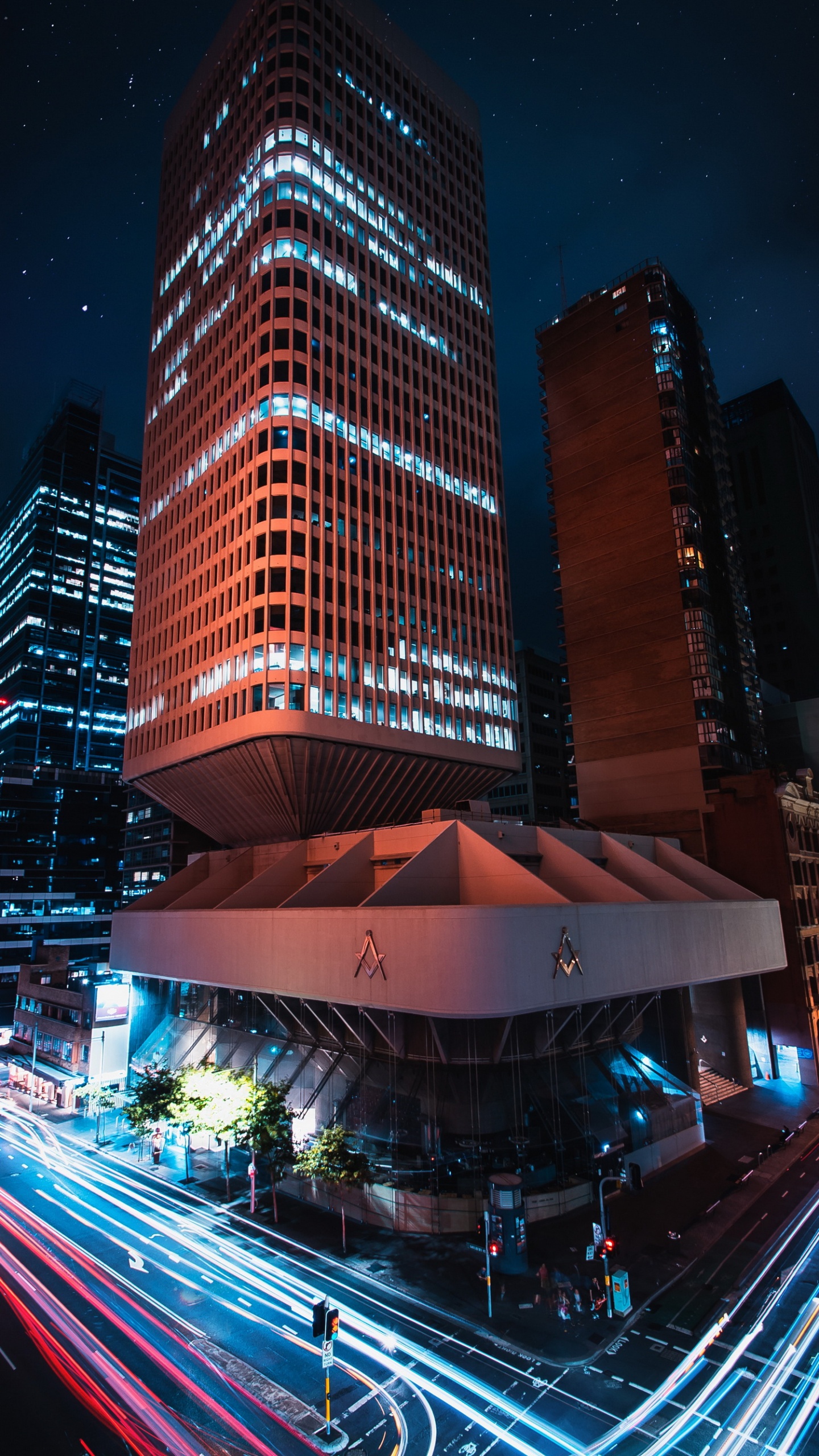 Обои яблоко, небоскреб, здание, дневное время, свет в разрешении 1440x2560