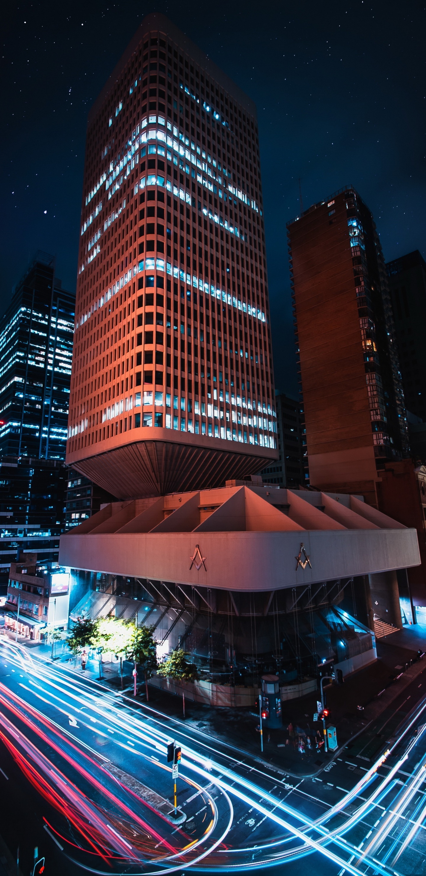 Обои яблоко, небоскреб, здание, дневное время, свет в разрешении 1440x2960