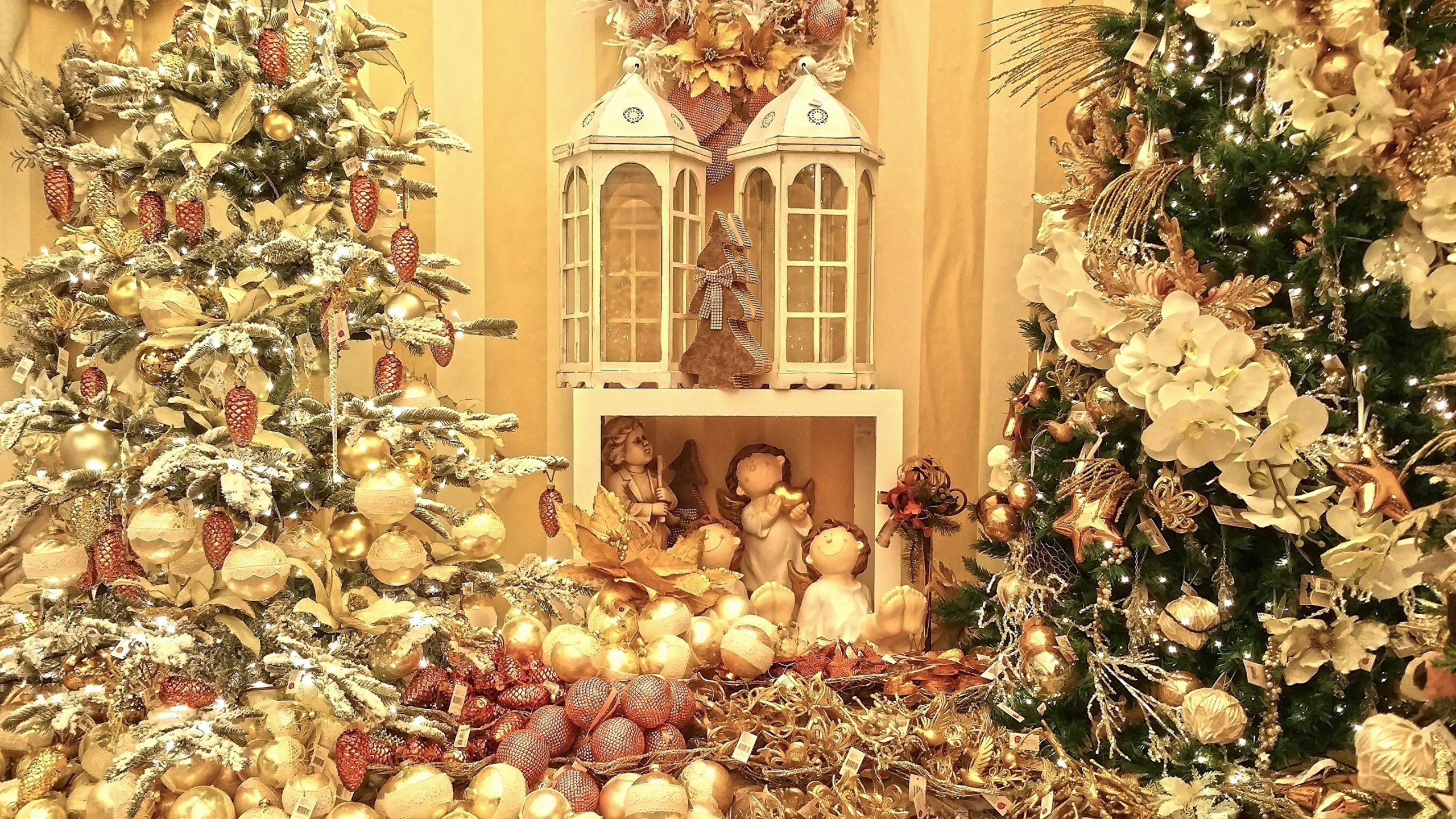 Обои Рождественский день, елка, Рождество, Рождественские украшения, декор в разрешении 2560x1440