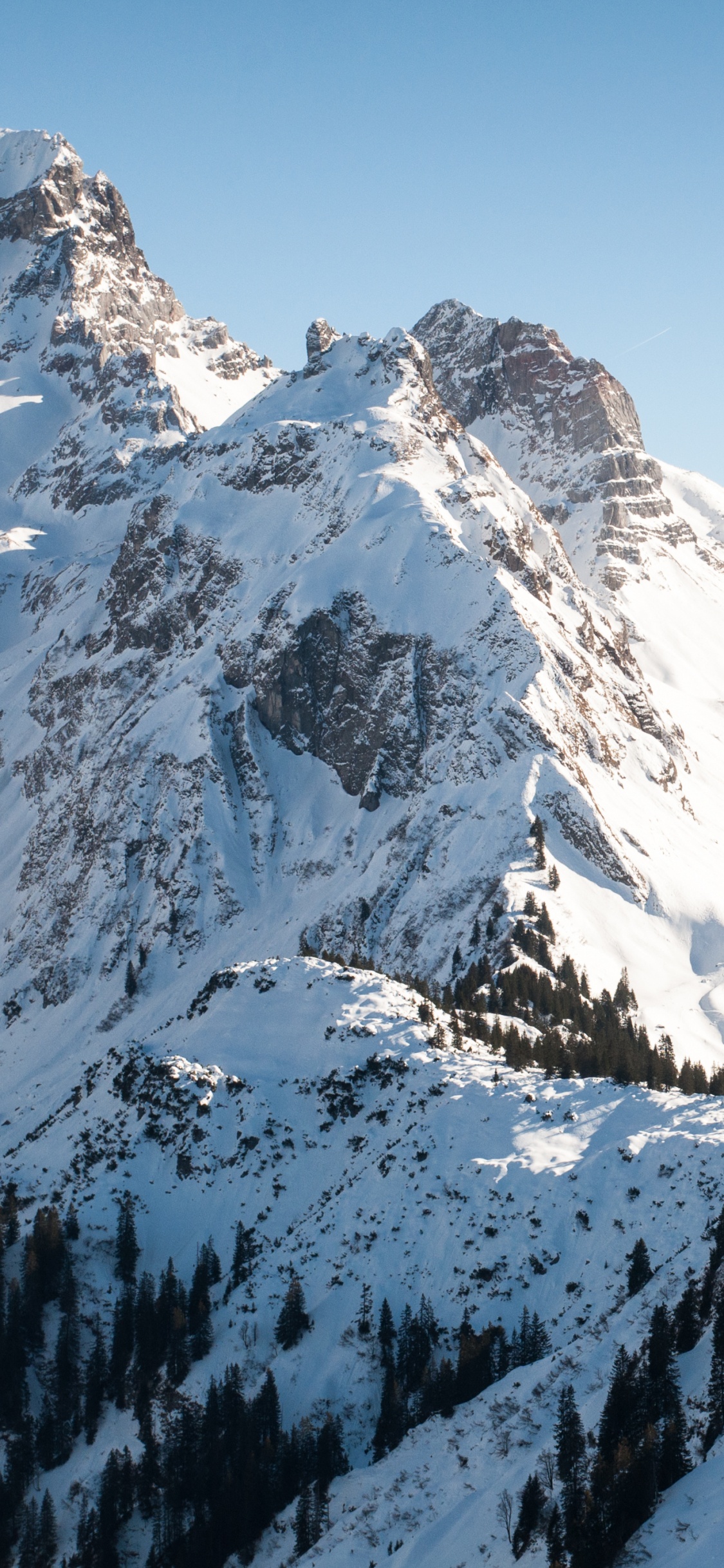 Обои снег, горный хребет, гора, зима, горный рельеф в разрешении 1125x2436