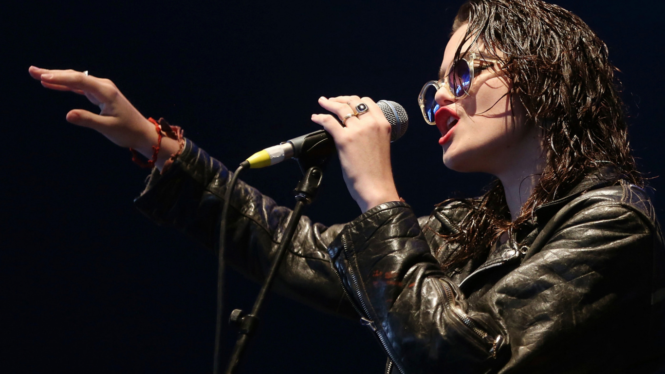 Обои музыкальный исполнитель, музыкант, пение, музыка, певица в разрешении 1366x768