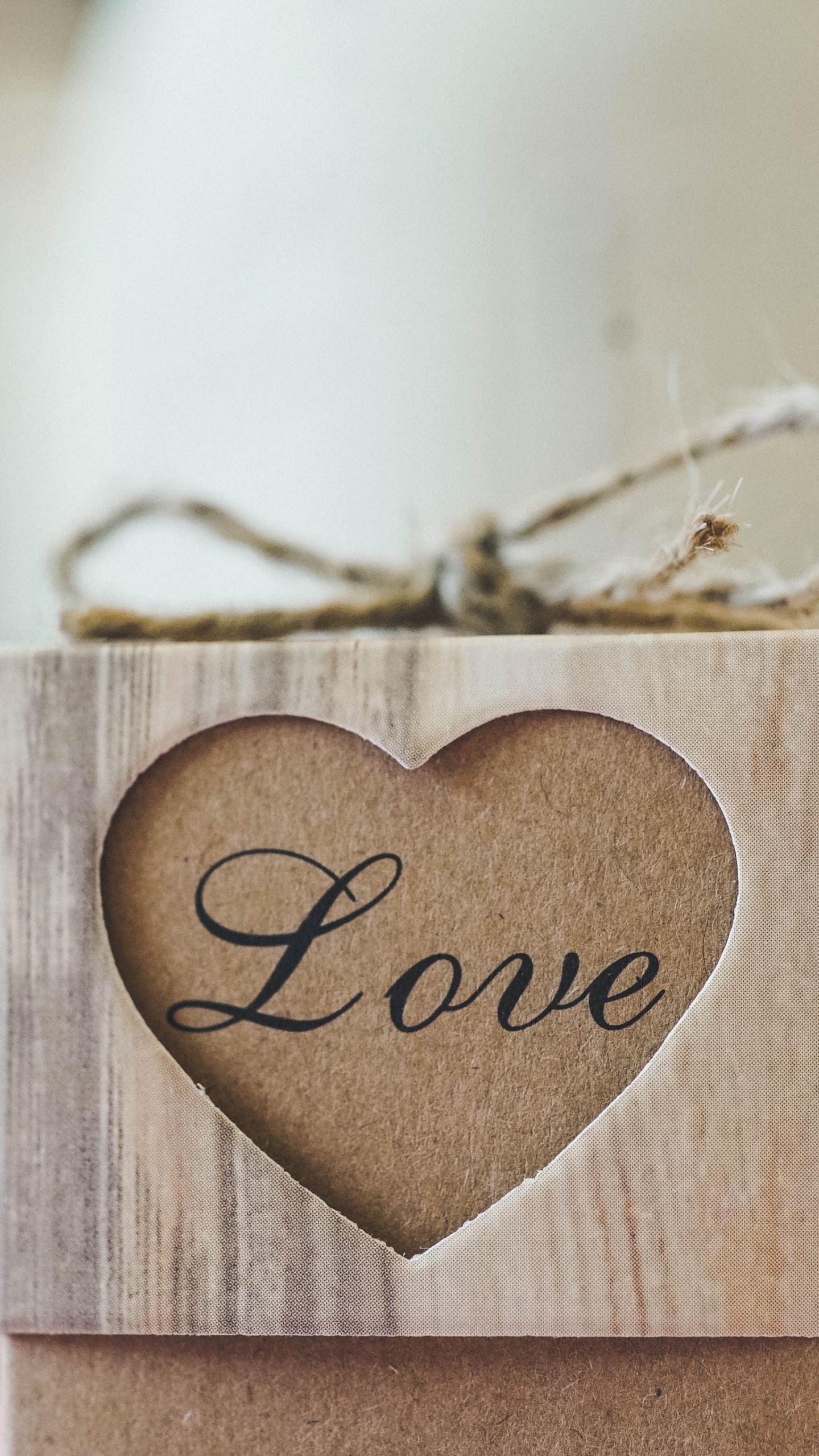 Обои сердце, подарок, День Святого Валентина, любовь, текст в разрешении 1440x2560