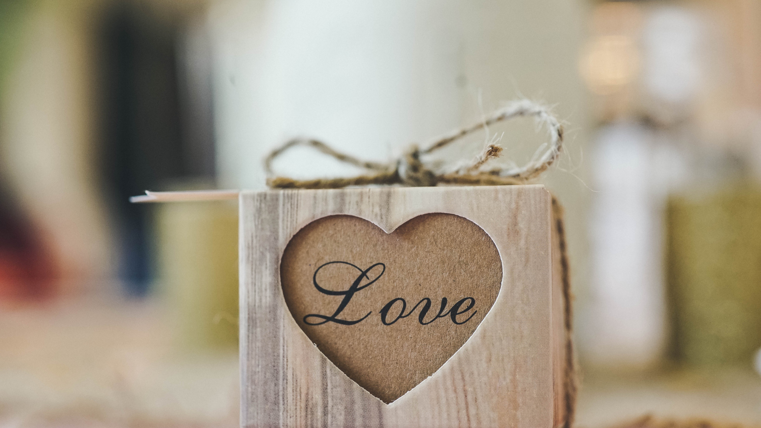 Обои сердце, подарок, День Святого Валентина, любовь, текст в разрешении 2560x1440