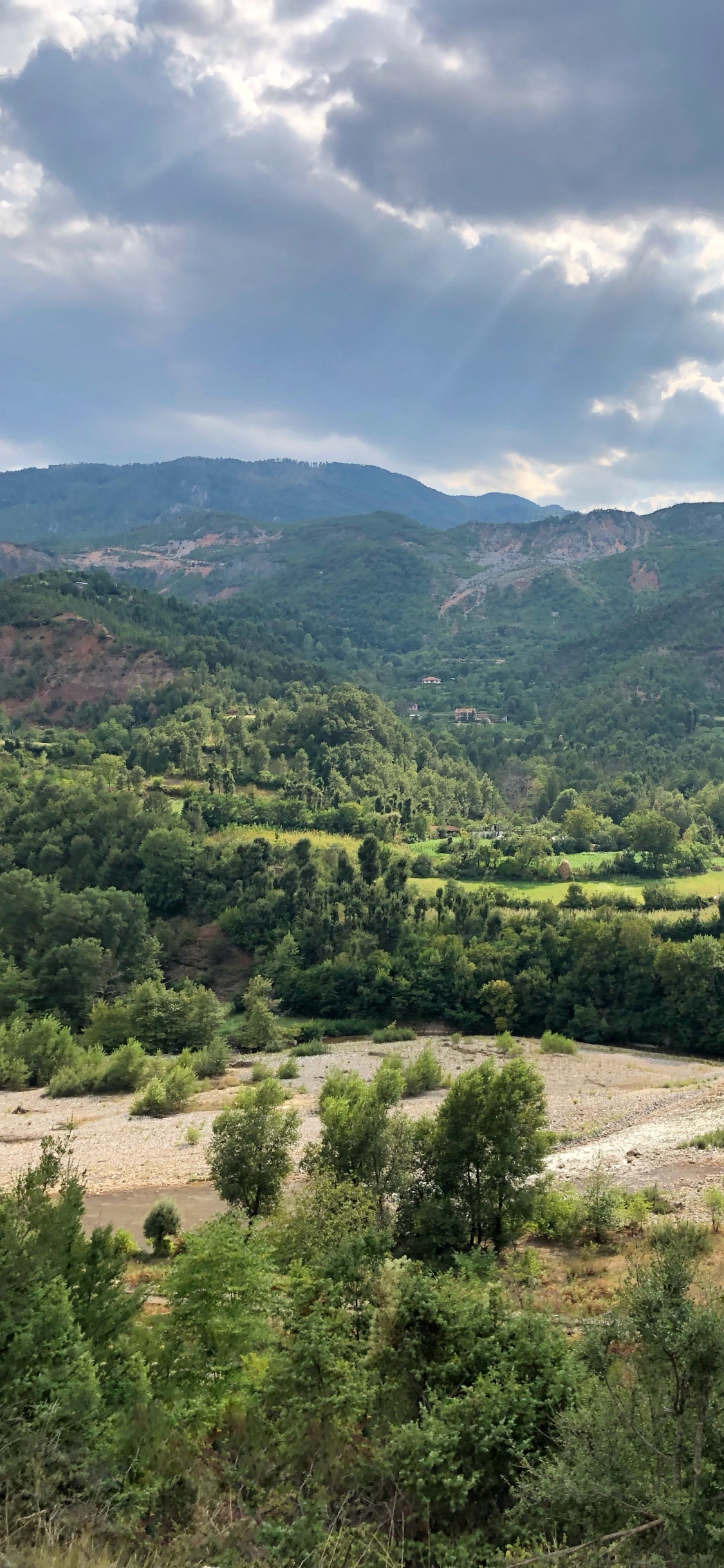 Обои нагорье, водоем, дорога, горный рельеф, природа в разрешении 1125x2436