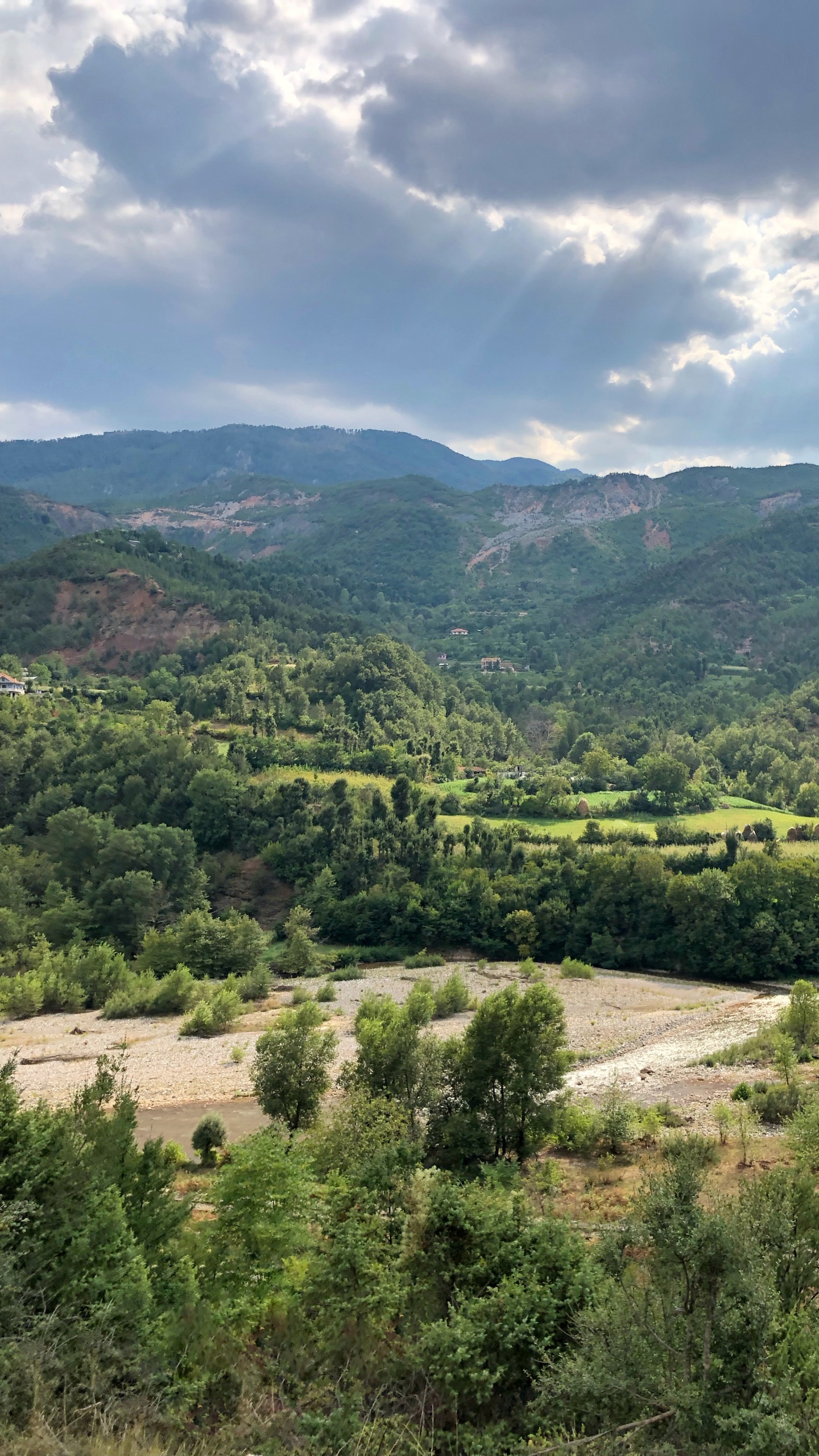 Обои нагорье, водоем, дорога, горный рельеф, природа в разрешении 1440x2560