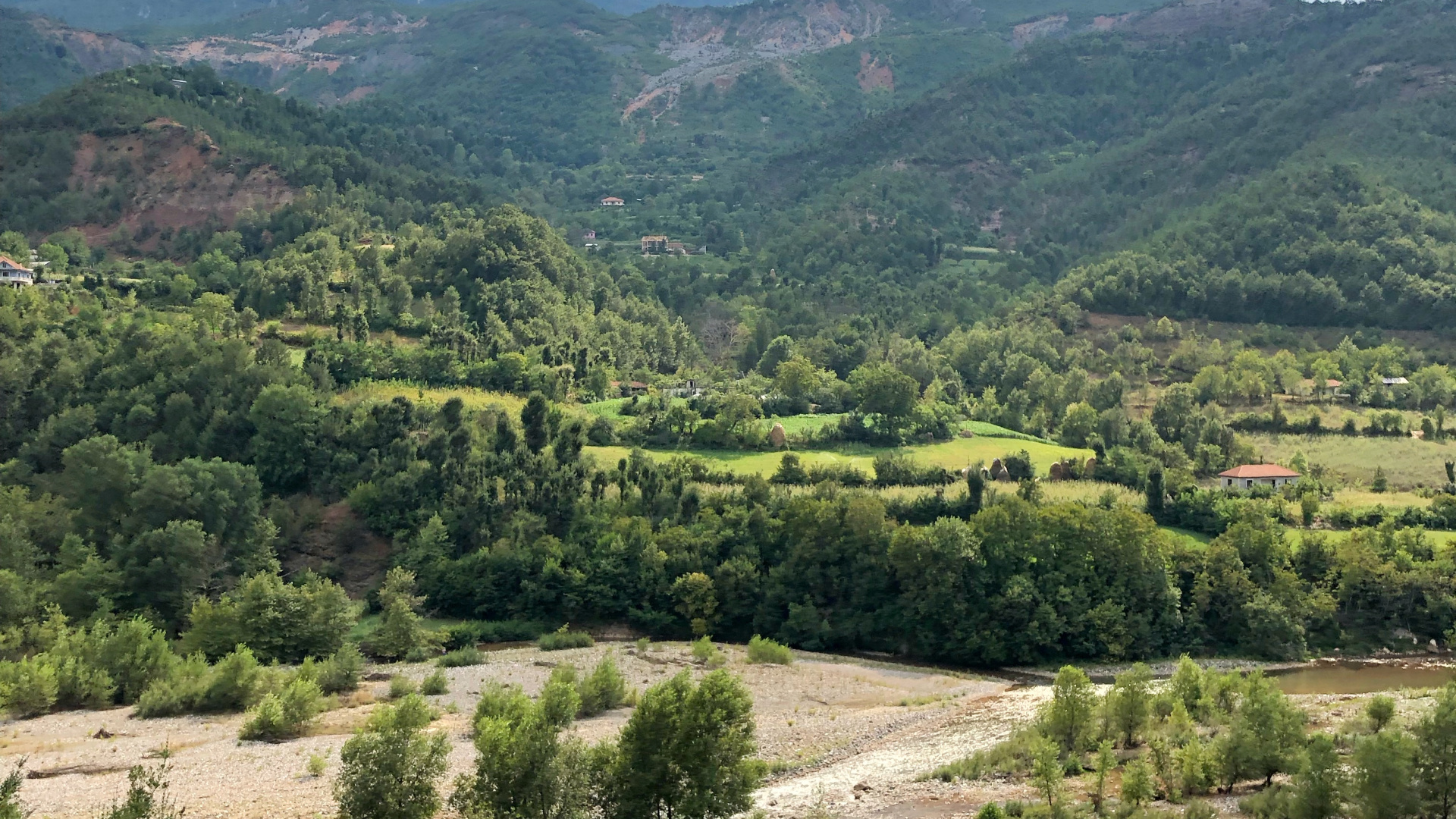 Обои нагорье, водоем, дорога, горный рельеф, природа в разрешении 1920x1080