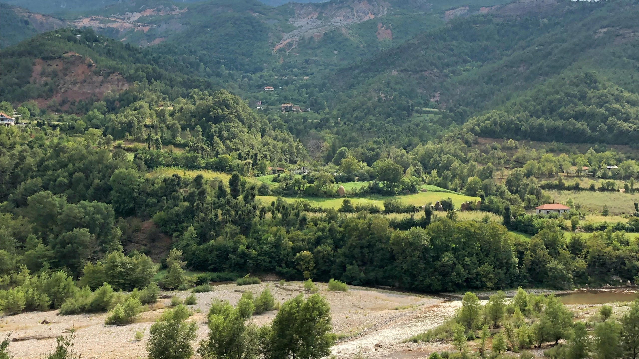 Обои нагорье, водоем, дорога, горный рельеф, природа в разрешении 2560x1440