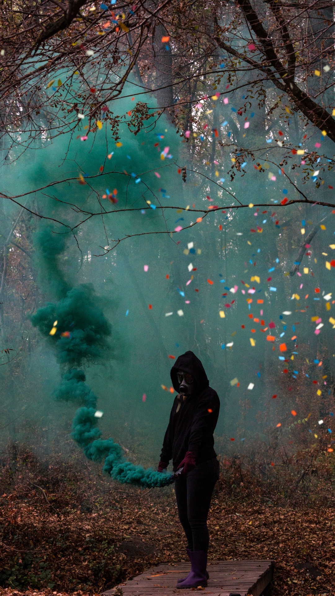 Обои противогаз, зеленый, дерево, свет, ветвь в разрешении 1080x1920