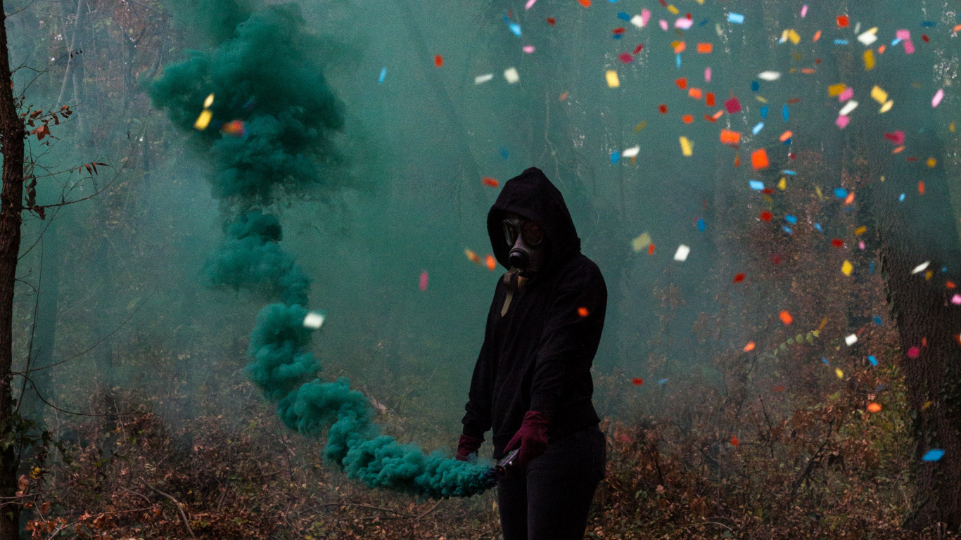 Обои противогаз, зеленый, дерево, свет, ветвь в разрешении 1366x768